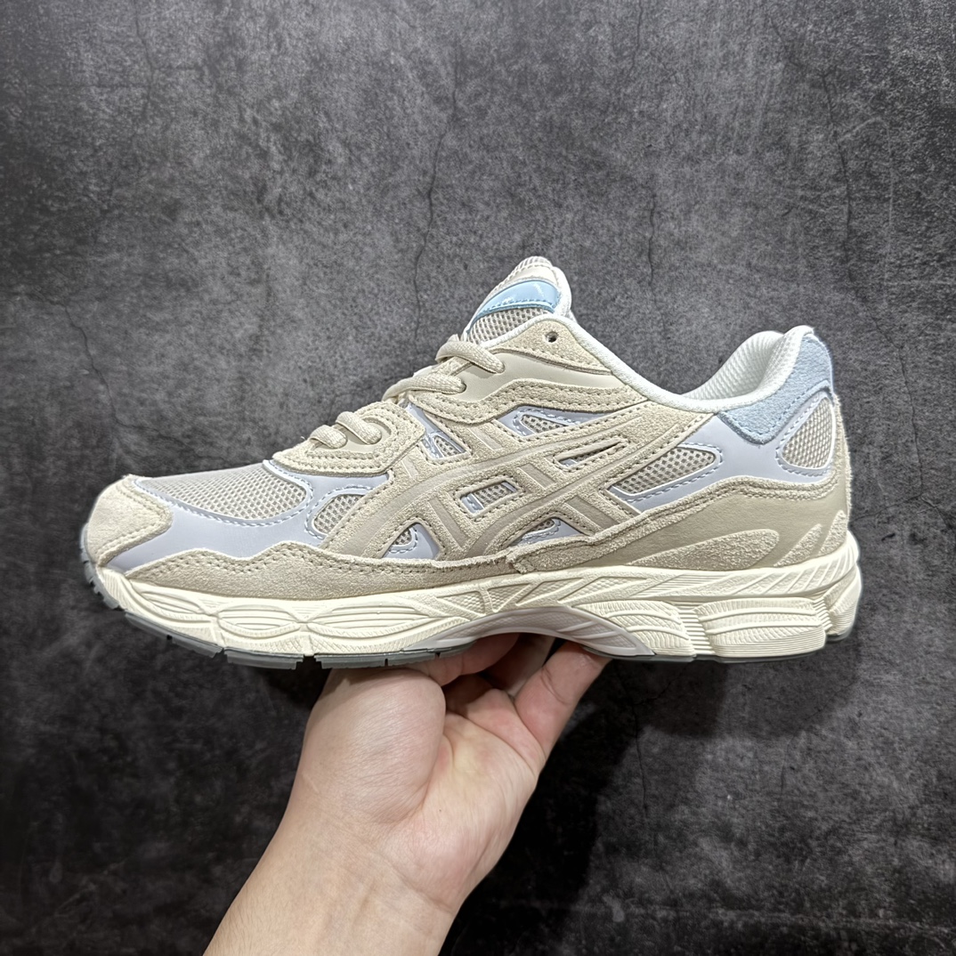 图片[2]-【公司级】Asics Gel-NYC复古单品 亚瑟士ASICSTIGER秋季新款休闲鞋 厚底街头运动休闲鞋nASICS亚瑟士推出全新GEL-NYC，彰显纽约都市活力n这次的新系列融入了多个版本GEL的经典设计风格，广受好评。其设计灵感来源于GEL-NIMBUS 3,GEL-MC PLUS V 和 GEL-CUMULUS 16 这些往日经典鞋款。GEL-NYC使用GEL-CUMULUS 16鞋款的鞋楦设计,展现了独特的现代化美学。鞋底采用了轻质发泡材料,并在后跟和前掌处采用了ASICS亚瑟士核心科技——GEL缓震胶,赋予鞋款强大的缓冲性能,提供了更柔软舒适的穿着体验。而在原有设计的启发之上,此次鞋款采用更贴合当今潮流趋势的材料和创新技术,展现出纽约充满活力的都市精神。 尺码：36-45 编码：LDS260280-鞋库