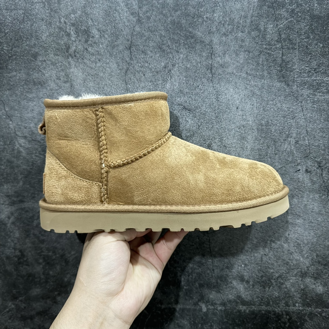 【公司级】2024FW秋冬新款,美国轻奢品牌🐑UGG W Classic Mini II 经典迷你2.0系列短筒休闲百搭短靴“栗子棕加绒”1016222n女鞋广东原产n升级原楦原纸版开发版型n采用TPU模压定型反绒羊皮鞋面材质n内嵌人造卷曲羊毛毛绒里衬和鞋垫,保暖锁热#选用17毫米UGGPURE™ 植入式羊毛里衬与可拆卸的UGGPURE™ 植入式羊毛鞋垫#Treadlite轻翼科技外底-优质的防滑,耐磨性,和良好的弹性❗️ 尺码：35-40n产品描述：不对称的鞋口，边缝处带锁边缝线细节，后拉扣，翻毛皮鞋跟支撑架，多种色调彰显时尚魅力。品名：Classic Mini II 经典迷你2.0短靴（特别款）鞋面：羊毛皮 鞋筒高：约14CM 编码：MZ270290-鞋库