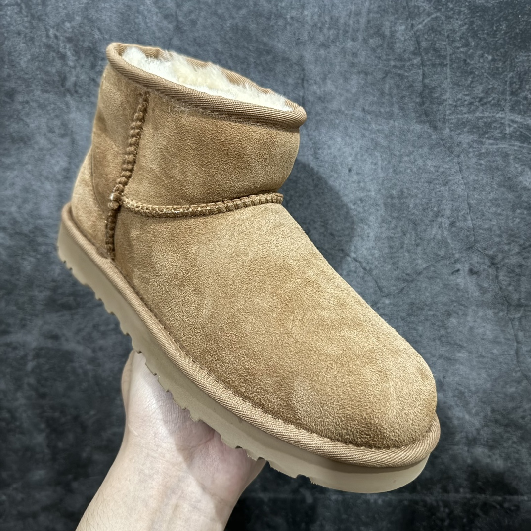 图片[3]-【公司级】2024FW秋冬新款,美国轻奢品牌🐑UGG W Classic Mini II 经典迷你2.0系列短筒休闲百搭短靴“栗子棕加绒”1016222n女鞋广东原产n升级原楦原纸版开发版型n采用TPU模压定型反绒羊皮鞋面材质n内嵌人造卷曲羊毛毛绒里衬和鞋垫,保暖锁热#选用17毫米UGGPURE™ 植入式羊毛里衬与可拆卸的UGGPURE™ 植入式羊毛鞋垫#Treadlite轻翼科技外底-优质的防滑,耐磨性,和良好的弹性❗️ 尺码：35-40n产品描述：不对称的鞋口，边缝处带锁边缝线细节，后拉扣，翻毛皮鞋跟支撑架，多种色调彰显时尚魅力。品名：Classic Mini II 经典迷你2.0短靴（特别款）鞋面：羊毛皮 鞋筒高：约14CM 编码：MZ270290-鞋库