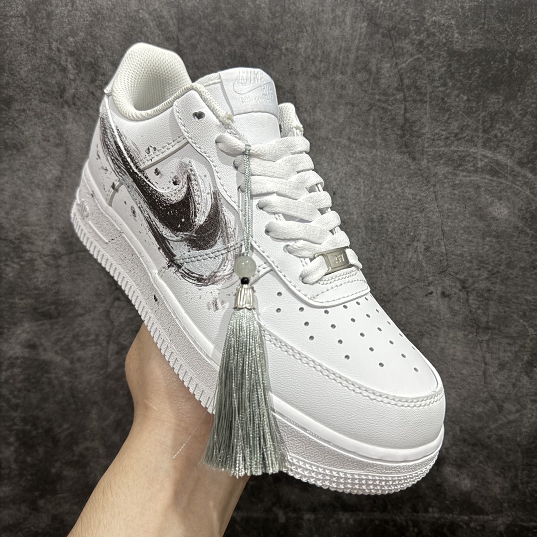 “中国风水墨画”定制空军一号板鞋该定制版球鞋选用原鞋款为NikeAirForce107低帮复古经典板鞋纯