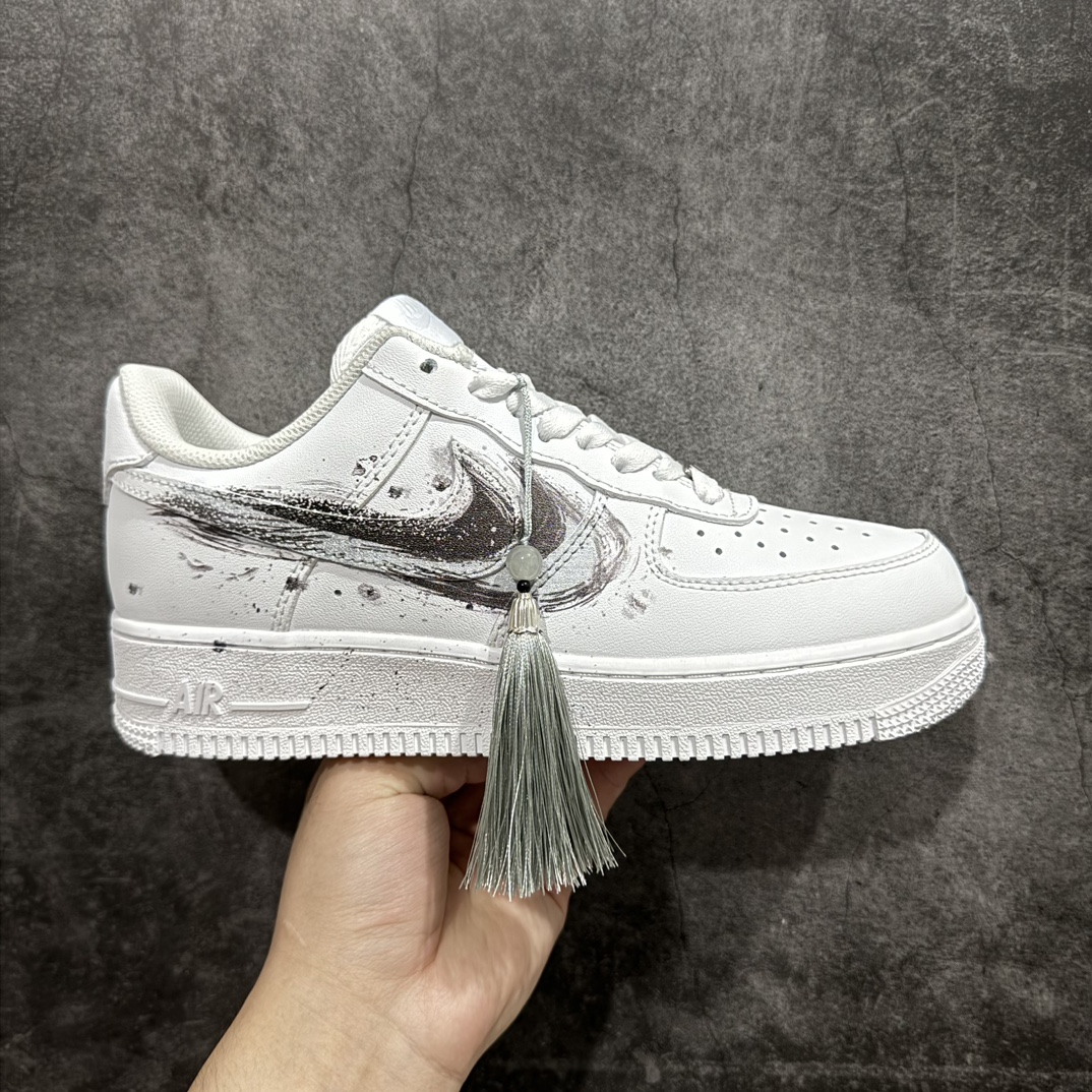 “中国风水墨画”定制空军一号板鞋该定制版球鞋选用原鞋款为NikeAirForce107低帮复古经典板鞋纯