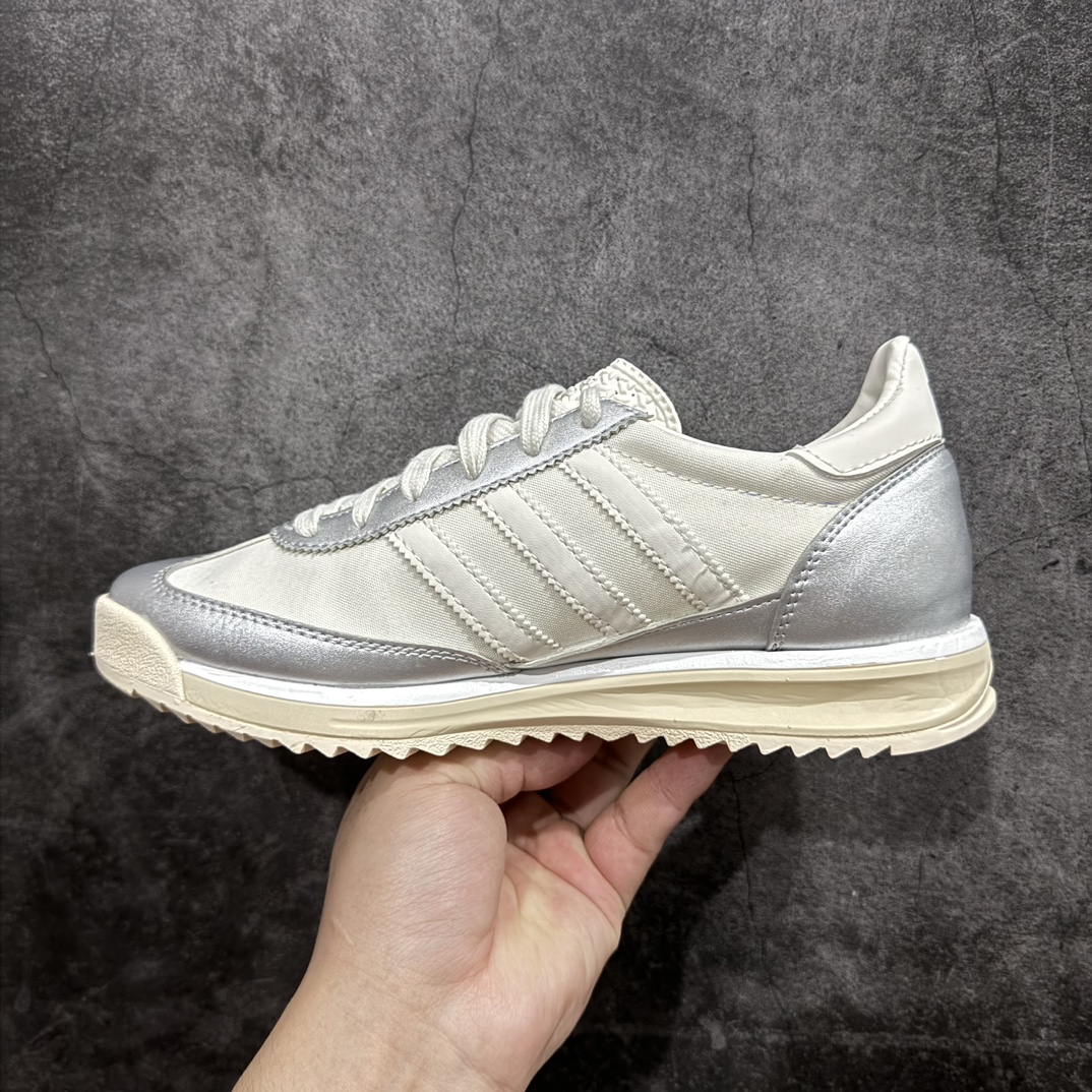 神版adidasoriginalsSL72RS超轻便透气复古慢跑鞋鞋头的设计饱满圆润鞋面是翻毛皮和尼龙材