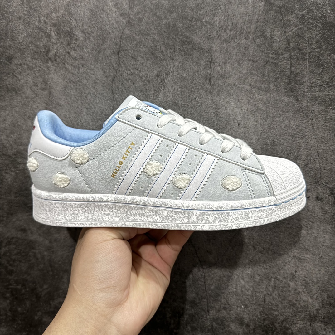 【公司级】日本知名卡通 IP凯蒂猫《Hello Kitty》 x Adidas Originals Superstar J\”Embroidered Clouds\”经典贝壳头系列低帮百搭休闲运动板鞋“皮革浅蓝白云抓绒凯蒂猫”IF7021n女鞋真标半码制n原楦原纸版开发n采用粒面牛剖革鞋面材质n2020改良全包围鞋垫n正确2020版鞋底模具及扇贝头盖片❗n就是女生的梦中情鞋|库洛米联名！ 尺码：35 36 36⅔ 37⅓ 38 38⅔ 39⅓ 40 编码：XN200220-鞋库