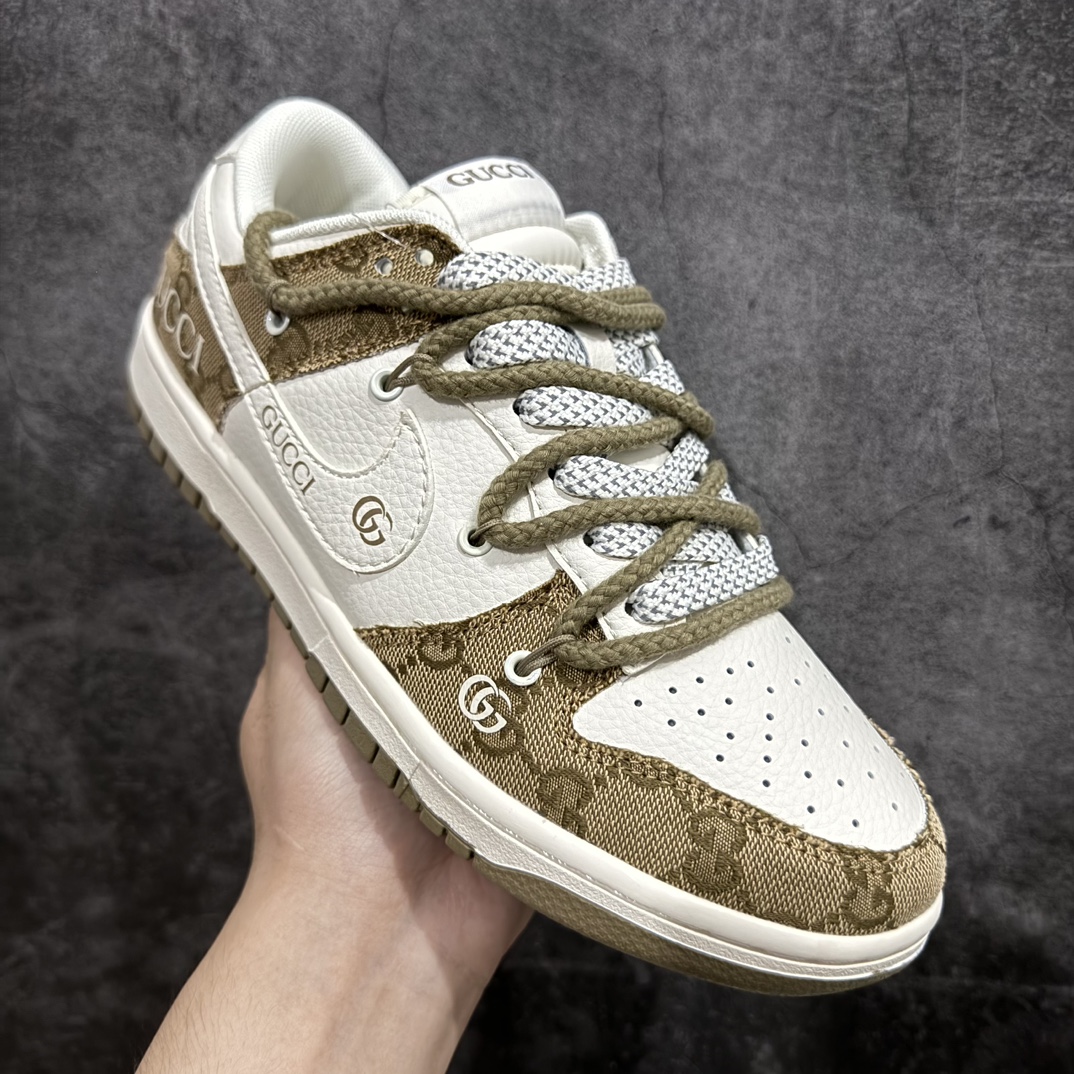 图片[3]-【定制版】Nike SB Dunk Low Gucci联名 解构抽绳鞋带 纯原大厂出品 极力推荐原装头层材料 独家版型蒸餾加工n帶來的是更好的视觉和脚感体验n大厂纯原品质出货 清洁度电绣工艺 皮料切割干净无任何毛边 细节完美 官方货号: SJ2068 273 尺码：36 36.5 37.5 38 38.5 39 40 40.5 41 42 42.5 43 44 44.5 45 编码：HXS340360-鞋库