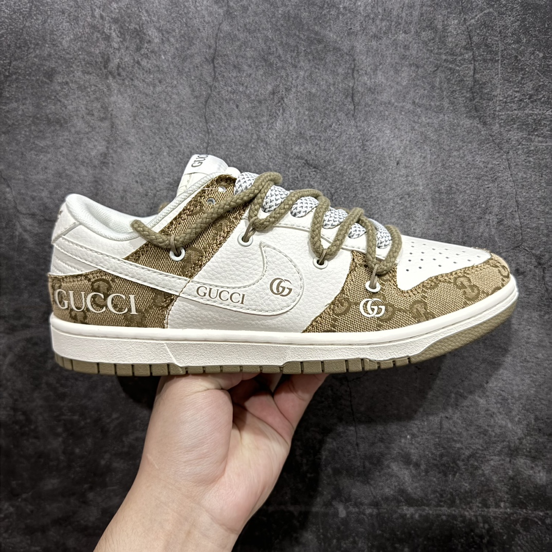 【定制版】Nike SB Dunk Low Gucci联名 解构抽绳鞋带 纯原大厂出品 极力推荐原装头层材料 独家版型蒸餾加工n帶來的是更好的视觉和脚感体验n大厂纯原品质出货 清洁度电绣工艺 皮料切割干净无任何毛边 细节完美 官方货号: SJ2068 273 尺码：36 36.5 37.5 38 38.5 39 40 40.5 41 42 42.5 43 44 44.5 45 编码：HXS340360-鞋库