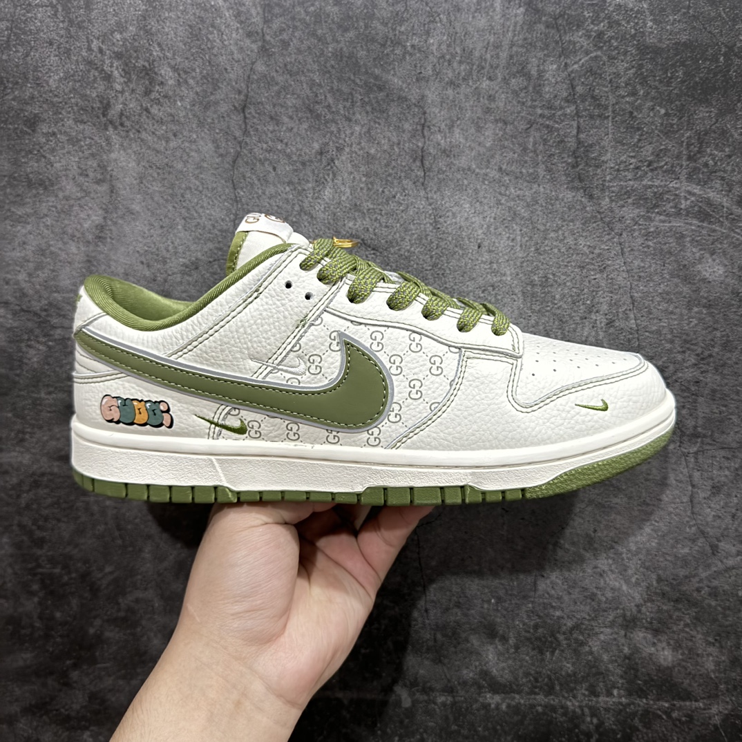 【定制版】Nk SB Dunk Low 古驰联名-暗纹米白绿勾 周年高端定制 低帮休闲板鞋 KK1888-006rn#定制鞋盒 大厂纯原品质出货 超高清洁度 皮料切割干净无任何毛边 细节完美 r 尺码：36 36.5 37.5 38 38.5 39 40 40.5 41 42 42.5 43 44 44.5 45  编码：HXS320340-鞋库