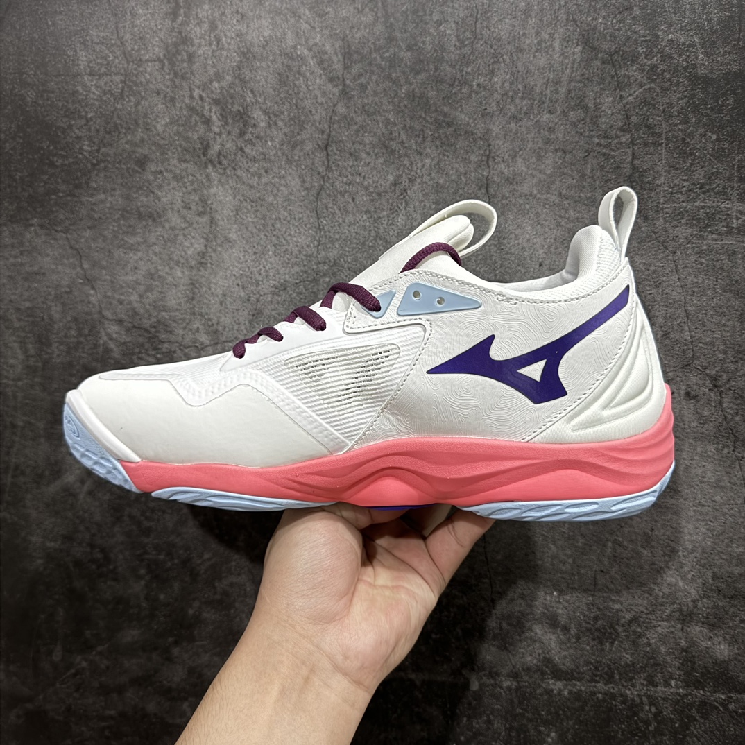 图片[2]-【公司级】美津浓Mizuno Wave Lightning Z7舒适百搭低帮训练鞋 升级原楦原纸版开发 采用透气网眼鞋面配合部分合成革材质 中底搭载MIZUNO经典 WAVE 科技全新轻量EVA发泡缓震中底 外置特殊防滑耐磨橡胶大底❗️鞋面采用轻质材料，结合独特的编织技术，不仅减轻了鞋子的重量，还增强了透气性和舒适度。鞋身线条流畅，色彩搭配时尚，无论是日常穿着还是户外活动，都能展现出穿着者的个性与品味。这款运动鞋的功能性是其最大的卖点。首先，它采用Mizuno独特的中底技术，提供了良好的缓震效果，无论是长距离跑步还是崎岖山路，都能给双脚带来舒适的体验。其次，鞋底的抓地力强，即使在湿滑的地面上也能保持稳定，确保运动安全。 Size：40 41 42 43 44 45 整码先出 编码：JZ270300-鞋库