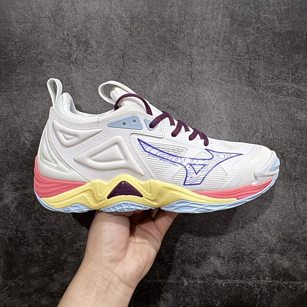 【公司级】美津浓Mizuno Wave Lightning Z7舒适百搭低帮训练鞋 升级原楦原纸版开发 采用透气网眼鞋面配合部分合成革材质 中底搭载MIZUNO经典 WAVE 科技全新轻量EVA发泡缓震中底 外置特殊防滑耐磨橡胶大底❗️鞋面采用轻质材料，结合独特的编织技术，不仅减轻了鞋子的重量，还增强了透气性和舒适度。鞋身线条流畅，色彩搭配时尚，无论是日常穿着还是户外活动，都能展现出穿着者的个性与品味。这款运动鞋的功能性是其最大的卖点。首先，它采用Mizuno独特的中底技术，提供了良好的缓震效果，无论是长距离跑步还是崎岖山路，都能给双脚带来舒适的体验。其次，鞋底的抓地力强，即使在湿滑的地面上也能保持稳定，确保运动安全。 Size：40 41 42 43 44 45 整码先出 编码：JZ270300-鞋库