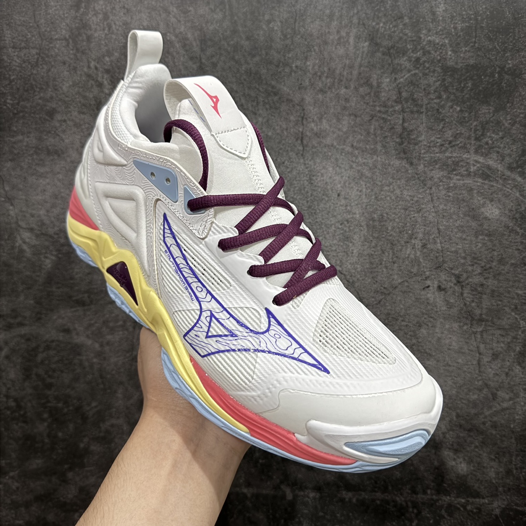 图片[3]-【公司级】美津浓Mizuno Wave Lightning Z7舒适百搭低帮训练鞋 升级原楦原纸版开发 采用透气网眼鞋面配合部分合成革材质 中底搭载MIZUNO经典 WAVE 科技全新轻量EVA发泡缓震中底 外置特殊防滑耐磨橡胶大底❗️鞋面采用轻质材料，结合独特的编织技术，不仅减轻了鞋子的重量，还增强了透气性和舒适度。鞋身线条流畅，色彩搭配时尚，无论是日常穿着还是户外活动，都能展现出穿着者的个性与品味。这款运动鞋的功能性是其最大的卖点。首先，它采用Mizuno独特的中底技术，提供了良好的缓震效果，无论是长距离跑步还是崎岖山路，都能给双脚带来舒适的体验。其次，鞋底的抓地力强，即使在湿滑的地面上也能保持稳定，确保运动安全。 Size：40 41 42 43 44 45 整码先出 编码：JZ270300-鞋库