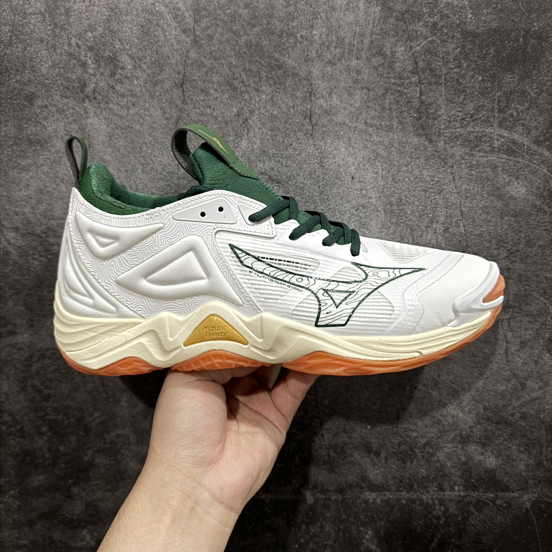 【公司级】美津浓Mizuno Wave Lightning Z7舒适百搭低帮训练鞋 升级原楦原纸版开发 采用透气网眼鞋面配合部分合成革材质 中底搭载MIZUNO经典 WAVE 科技全新轻量EVA发泡缓震中底 外置特殊防滑耐磨橡胶大底❗️鞋面采用轻质材料，结合独特的编织技术，不仅减轻了鞋子的重量，还增强了透气性和舒适度。鞋身线条流畅，色彩搭配时尚，无论是日常穿着还是户外活动，都能展现出穿着者的个性与品味。这款运动鞋的功能性是其最大的卖点。首先，它采用Mizuno独特的中底技术，提供了良好的缓震效果，无论是长距离跑步还是崎岖山路，都能给双脚带来舒适的体验。其次，鞋底的抓地力强，即使在湿滑的地面上也能保持稳定，确保运动安全。 Size：40 41 42 43 44 45 整码先出 编码：JZ270300-鞋库