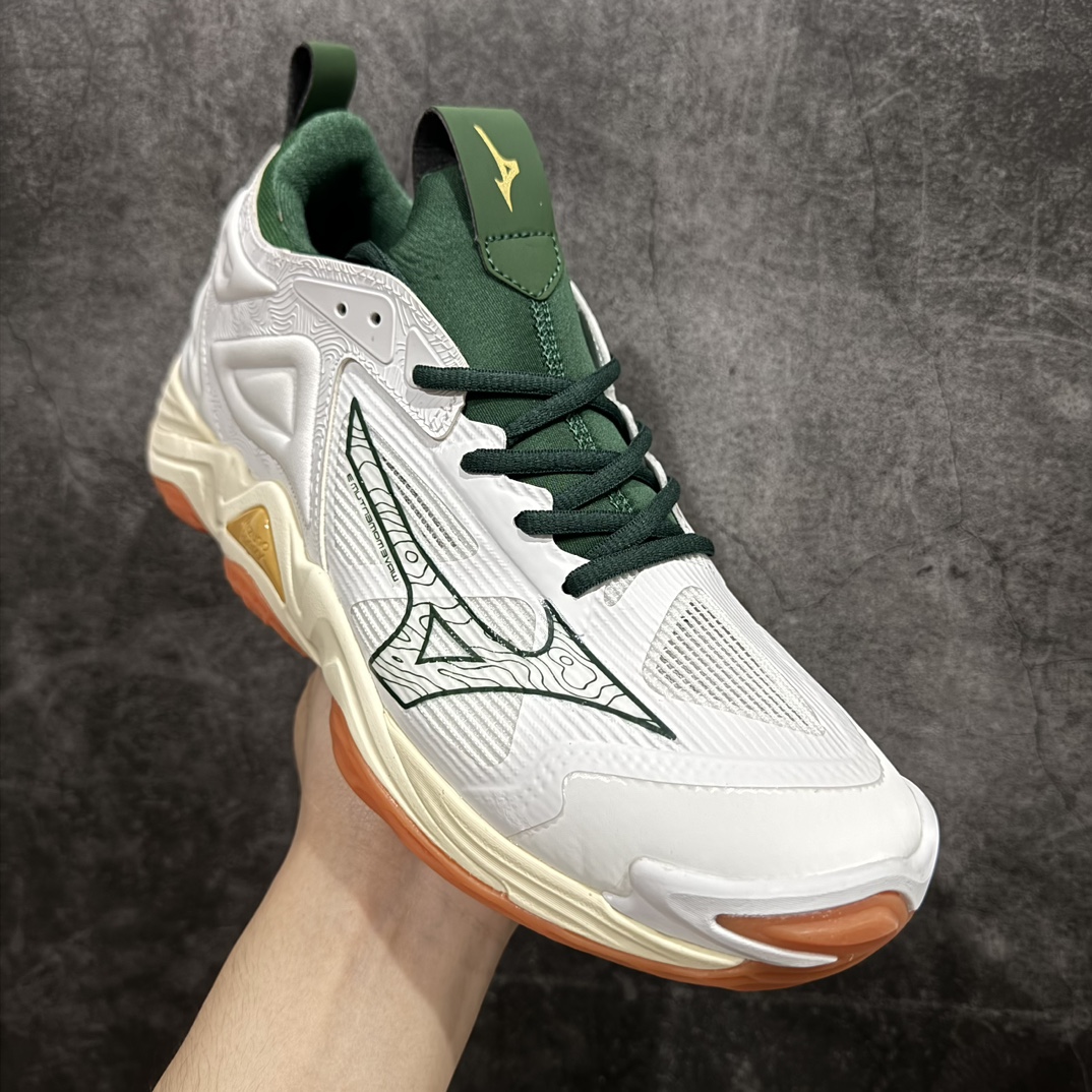 图片[3]-【公司级】美津浓Mizuno Wave Lightning Z7舒适百搭低帮训练鞋 升级原楦原纸版开发 采用透气网眼鞋面配合部分合成革材质 中底搭载MIZUNO经典 WAVE 科技全新轻量EVA发泡缓震中底 外置特殊防滑耐磨橡胶大底❗️鞋面采用轻质材料，结合独特的编织技术，不仅减轻了鞋子的重量，还增强了透气性和舒适度。鞋身线条流畅，色彩搭配时尚，无论是日常穿着还是户外活动，都能展现出穿着者的个性与品味。这款运动鞋的功能性是其最大的卖点。首先，它采用Mizuno独特的中底技术，提供了良好的缓震效果，无论是长距离跑步还是崎岖山路，都能给双脚带来舒适的体验。其次，鞋底的抓地力强，即使在湿滑的地面上也能保持稳定，确保运动安全。 Size：40 41 42 43 44 45 整码先出 编码：JZ270300-鞋库