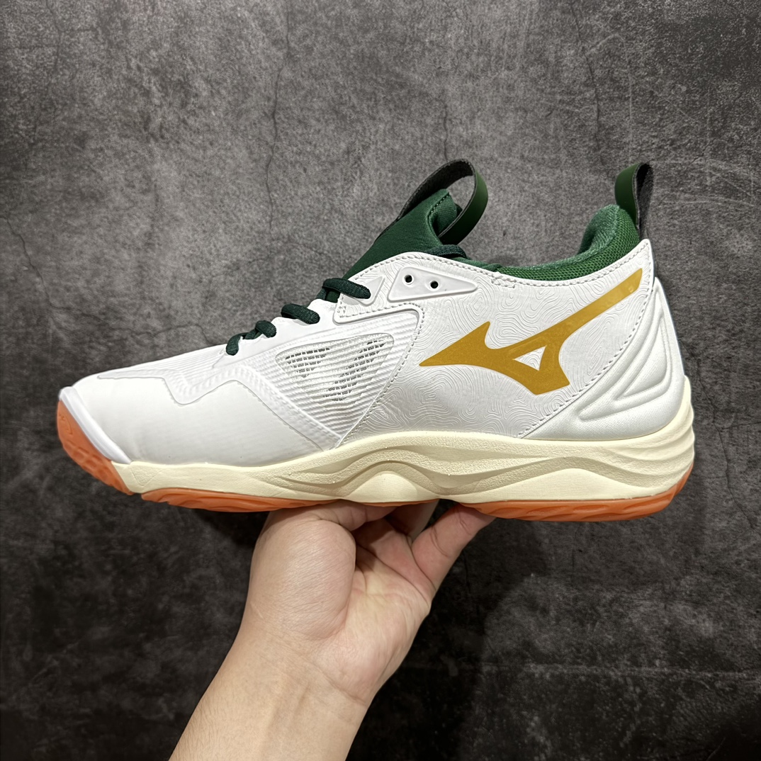 图片[2]-【公司级】美津浓Mizuno Wave Lightning Z7舒适百搭低帮训练鞋 升级原楦原纸版开发 采用透气网眼鞋面配合部分合成革材质 中底搭载MIZUNO经典 WAVE 科技全新轻量EVA发泡缓震中底 外置特殊防滑耐磨橡胶大底❗️鞋面采用轻质材料，结合独特的编织技术，不仅减轻了鞋子的重量，还增强了透气性和舒适度。鞋身线条流畅，色彩搭配时尚，无论是日常穿着还是户外活动，都能展现出穿着者的个性与品味。这款运动鞋的功能性是其最大的卖点。首先，它采用Mizuno独特的中底技术，提供了良好的缓震效果，无论是长距离跑步还是崎岖山路，都能给双脚带来舒适的体验。其次，鞋底的抓地力强，即使在湿滑的地面上也能保持稳定，确保运动安全。 Size：40 41 42 43 44 45 整码先出 编码：JZ270300-鞋库