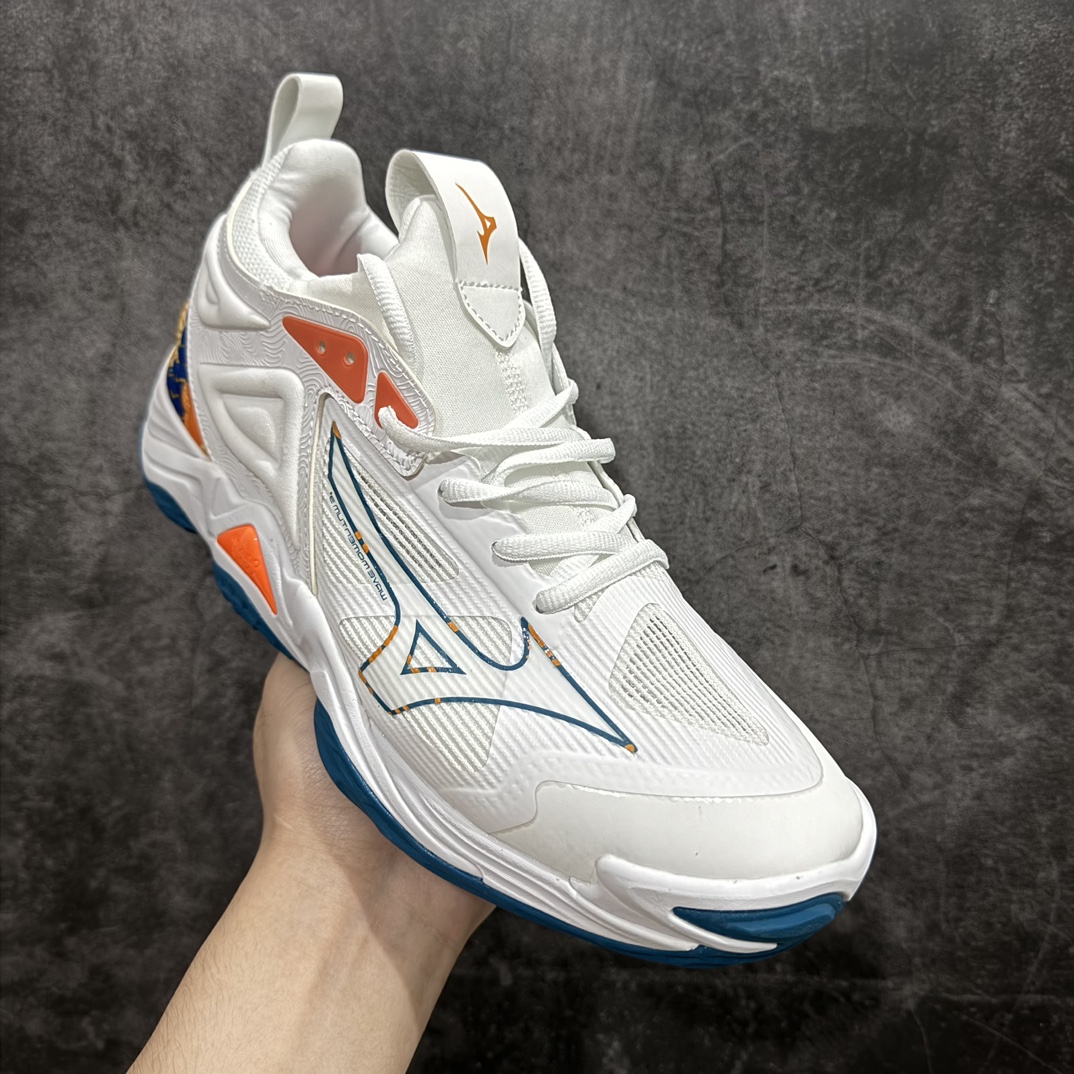 图片[3]-【公司级】美津浓Mizuno Wave Lightning Z7舒适百搭低帮训练鞋 升级原楦原纸版开发 采用透气网眼鞋面配合部分合成革材质 中底搭载MIZUNO经典 WAVE 科技全新轻量EVA发泡缓震中底 外置特殊防滑耐磨橡胶大底❗️鞋面采用轻质材料，结合独特的编织技术，不仅减轻了鞋子的重量，还增强了透气性和舒适度。鞋身线条流畅，色彩搭配时尚，无论是日常穿着还是户外活动，都能展现出穿着者的个性与品味。这款运动鞋的功能性是其最大的卖点。首先，它采用Mizuno独特的中底技术，提供了良好的缓震效果，无论是长距离跑步还是崎岖山路，都能给双脚带来舒适的体验。其次，鞋底的抓地力强，即使在湿滑的地面上也能保持稳定，确保运动安全。 Size：40 41 42 43 44 45 整码先出 编码：JZ270300-鞋库