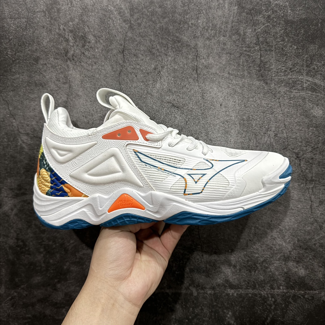 【公司级】美津浓Mizuno Wave Lightning Z7舒适百搭低帮训练鞋 升级原楦原纸版开发 采用透气网眼鞋面配合部分合成革材质 中底搭载MIZUNO经典 WAVE 科技全新轻量EVA发泡缓震中底 外置特殊防滑耐磨橡胶大底❗️鞋面采用轻质材料，结合独特的编织技术，不仅减轻了鞋子的重量，还增强了透气性和舒适度。鞋身线条流畅，色彩搭配时尚，无论是日常穿着还是户外活动，都能展现出穿着者的个性与品味。这款运动鞋的功能性是其最大的卖点。首先，它采用Mizuno独特的中底技术，提供了良好的缓震效果，无论是长距离跑步还是崎岖山路，都能给双脚带来舒适的体验。其次，鞋底的抓地力强，即使在湿滑的地面上也能保持稳定，确保运动安全。 Size：40 41 42 43 44 45 整码先出 编码：JZ270300-鞋库