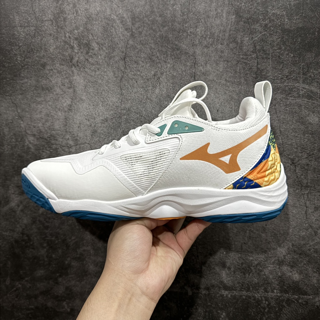 图片[2]-【公司级】美津浓Mizuno Wave Lightning Z7舒适百搭低帮训练鞋 升级原楦原纸版开发 采用透气网眼鞋面配合部分合成革材质 中底搭载MIZUNO经典 WAVE 科技全新轻量EVA发泡缓震中底 外置特殊防滑耐磨橡胶大底❗️鞋面采用轻质材料，结合独特的编织技术，不仅减轻了鞋子的重量，还增强了透气性和舒适度。鞋身线条流畅，色彩搭配时尚，无论是日常穿着还是户外活动，都能展现出穿着者的个性与品味。这款运动鞋的功能性是其最大的卖点。首先，它采用Mizuno独特的中底技术，提供了良好的缓震效果，无论是长距离跑步还是崎岖山路，都能给双脚带来舒适的体验。其次，鞋底的抓地力强，即使在湿滑的地面上也能保持稳定，确保运动安全。 Size：40 41 42 43 44 45 整码先出 编码：JZ270300-鞋库