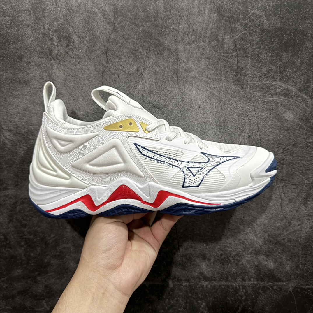 【公司级】美津浓Mizuno Wave Lightning Z7舒适百搭低帮训练鞋 升级原楦原纸版开发 采用透气网眼鞋面配合部分合成革材质 中底搭载MIZUNO经典 WAVE 科技全新轻量EVA发泡缓震中底 外置特殊防滑耐磨橡胶大底❗️鞋面采用轻质材料，结合独特的编织技术，不仅减轻了鞋子的重量，还增强了透气性和舒适度。鞋身线条流畅，色彩搭配时尚，无论是日常穿着还是户外活动，都能展现出穿着者的个性与品味。这款运动鞋的功能性是其最大的卖点。首先，它采用Mizuno独特的中底技术，提供了良好的缓震效果，无论是长距离跑步还是崎岖山路，都能给双脚带来舒适的体验。其次，鞋底的抓地力强，即使在湿滑的地面上也能保持稳定，确保运动安全。 Size：40 41 42 43 44 45 整码先出 编码：JZ270300-鞋库