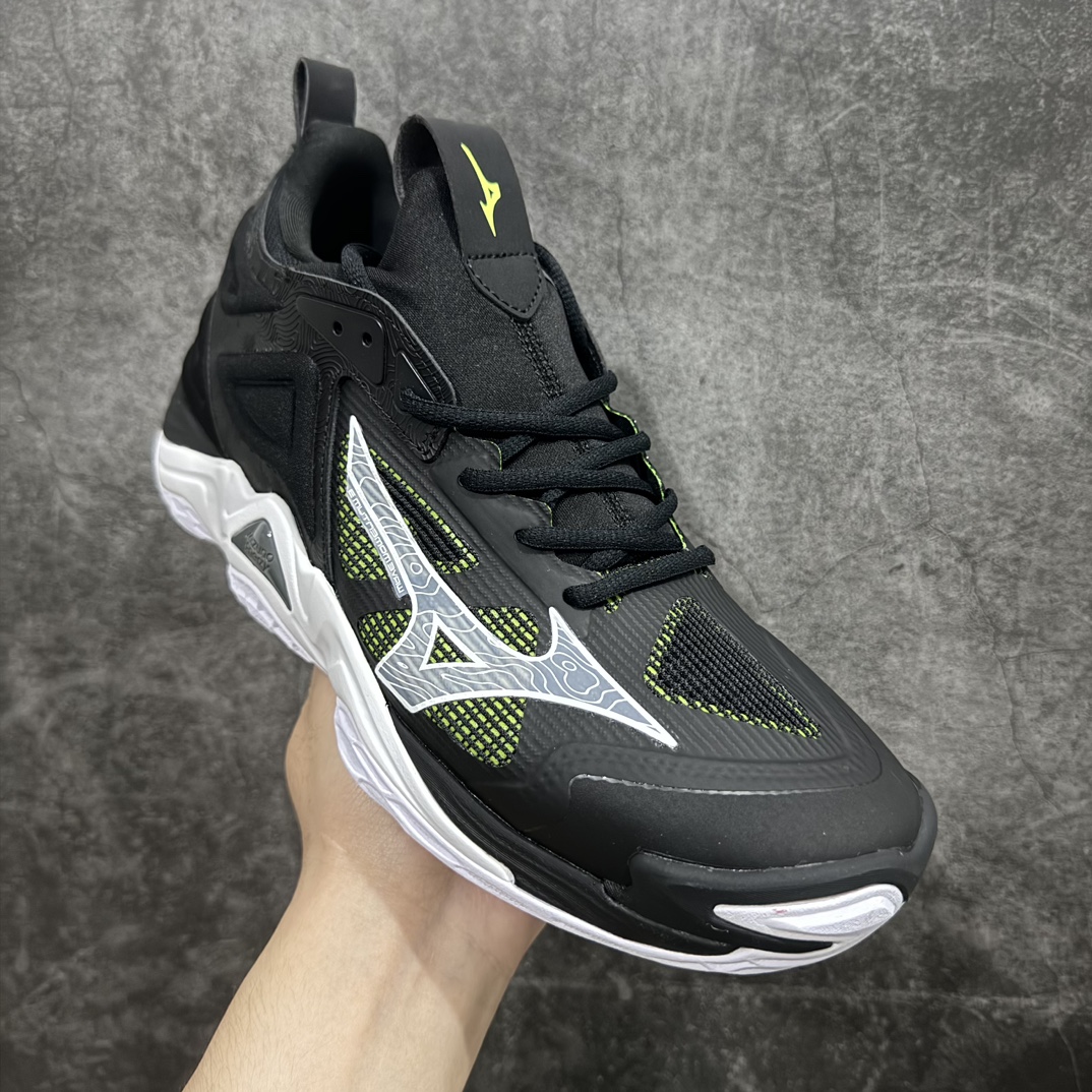 图片[3]-【公司级】美津浓Mizuno Wave Lightning Z7舒适百搭低帮训练鞋 升级原楦原纸版开发 采用透气网眼鞋面配合部分合成革材质 中底搭载MIZUNO经典 WAVE 科技全新轻量EVA发泡缓震中底 外置特殊防滑耐磨橡胶大底❗️鞋面采用轻质材料，结合独特的编织技术，不仅减轻了鞋子的重量，还增强了透气性和舒适度。鞋身线条流畅，色彩搭配时尚，无论是日常穿着还是户外活动，都能展现出穿着者的个性与品味。这款运动鞋的功能性是其最大的卖点。首先，它采用Mizuno独特的中底技术，提供了良好的缓震效果，无论是长距离跑步还是崎岖山路，都能给双脚带来舒适的体验。其次，鞋底的抓地力强，即使在湿滑的地面上也能保持稳定，确保运动安全。 Size：40 41 42 43 44 45 整码先出 编码：JZ270300-鞋库