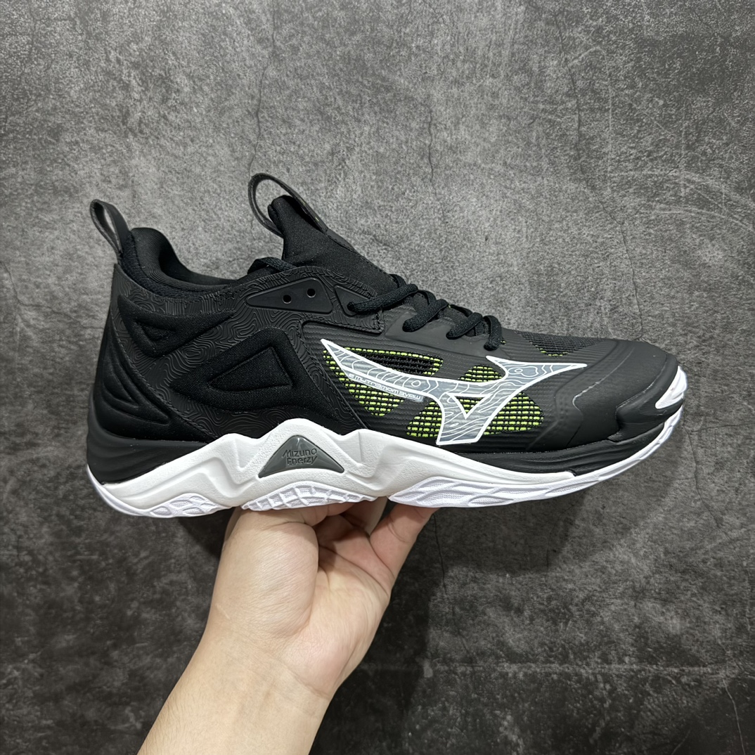 【公司级】美津浓Mizuno Wave Lightning Z7舒适百搭低帮训练鞋 升级原楦原纸版开发 采用透气网眼鞋面配合部分合成革材质 中底搭载MIZUNO经典 WAVE 科技全新轻量EVA发泡缓震中底 外置特殊防滑耐磨橡胶大底❗️鞋面采用轻质材料，结合独特的编织技术，不仅减轻了鞋子的重量，还增强了透气性和舒适度。鞋身线条流畅，色彩搭配时尚，无论是日常穿着还是户外活动，都能展现出穿着者的个性与品味。这款运动鞋的功能性是其最大的卖点。首先，它采用Mizuno独特的中底技术，提供了良好的缓震效果，无论是长距离跑步还是崎岖山路，都能给双脚带来舒适的体验。其次，鞋底的抓地力强，即使在湿滑的地面上也能保持稳定，确保运动安全。 Size：40 41 42 43 44 45 整码先出 编码：JZ270300-鞋库