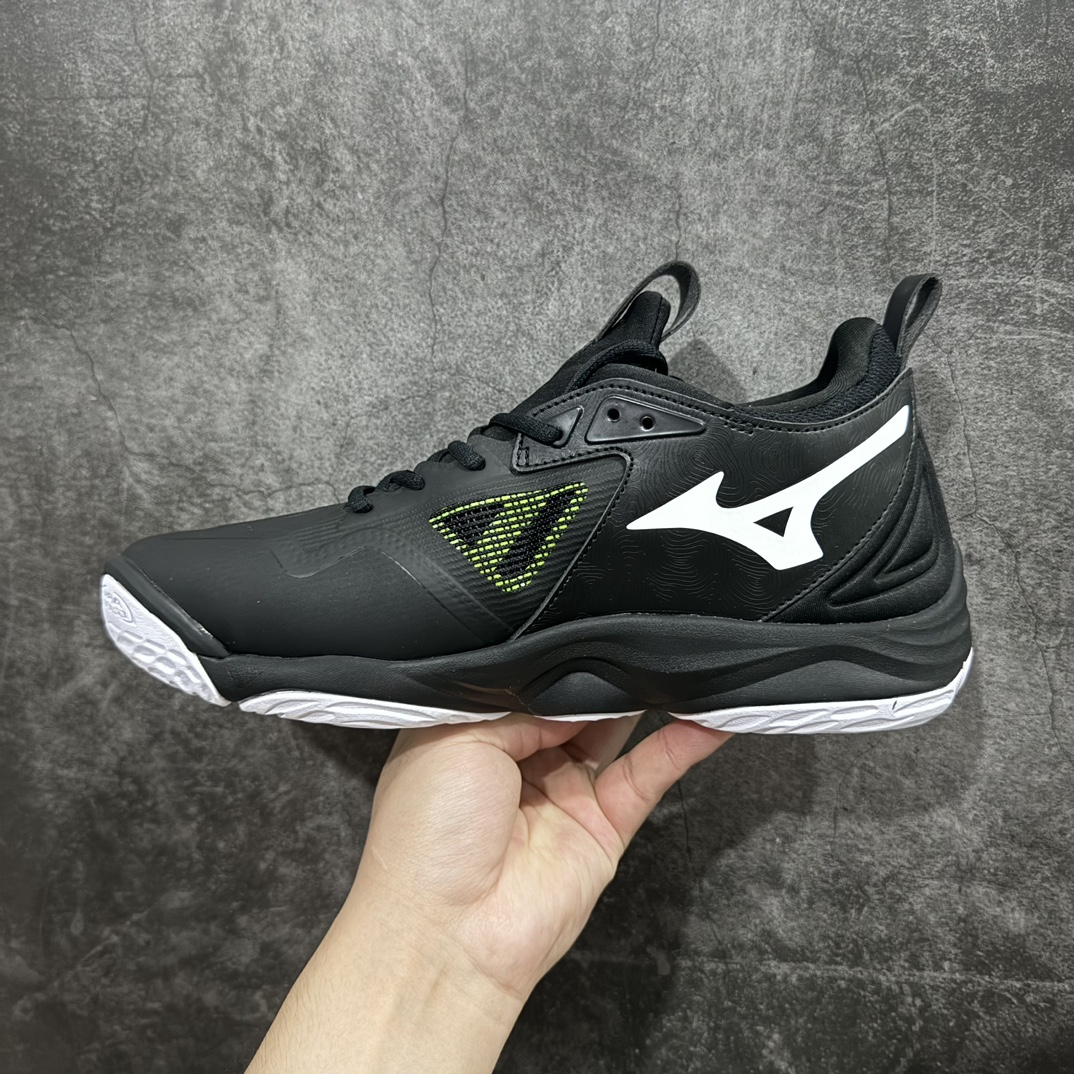 图片[2]-【公司级】美津浓Mizuno Wave Lightning Z7舒适百搭低帮训练鞋 升级原楦原纸版开发 采用透气网眼鞋面配合部分合成革材质 中底搭载MIZUNO经典 WAVE 科技全新轻量EVA发泡缓震中底 外置特殊防滑耐磨橡胶大底❗️鞋面采用轻质材料，结合独特的编织技术，不仅减轻了鞋子的重量，还增强了透气性和舒适度。鞋身线条流畅，色彩搭配时尚，无论是日常穿着还是户外活动，都能展现出穿着者的个性与品味。这款运动鞋的功能性是其最大的卖点。首先，它采用Mizuno独特的中底技术，提供了良好的缓震效果，无论是长距离跑步还是崎岖山路，都能给双脚带来舒适的体验。其次，鞋底的抓地力强，即使在湿滑的地面上也能保持稳定，确保运动安全。 Size：40 41 42 43 44 45 整码先出 编码：JZ270300-鞋库