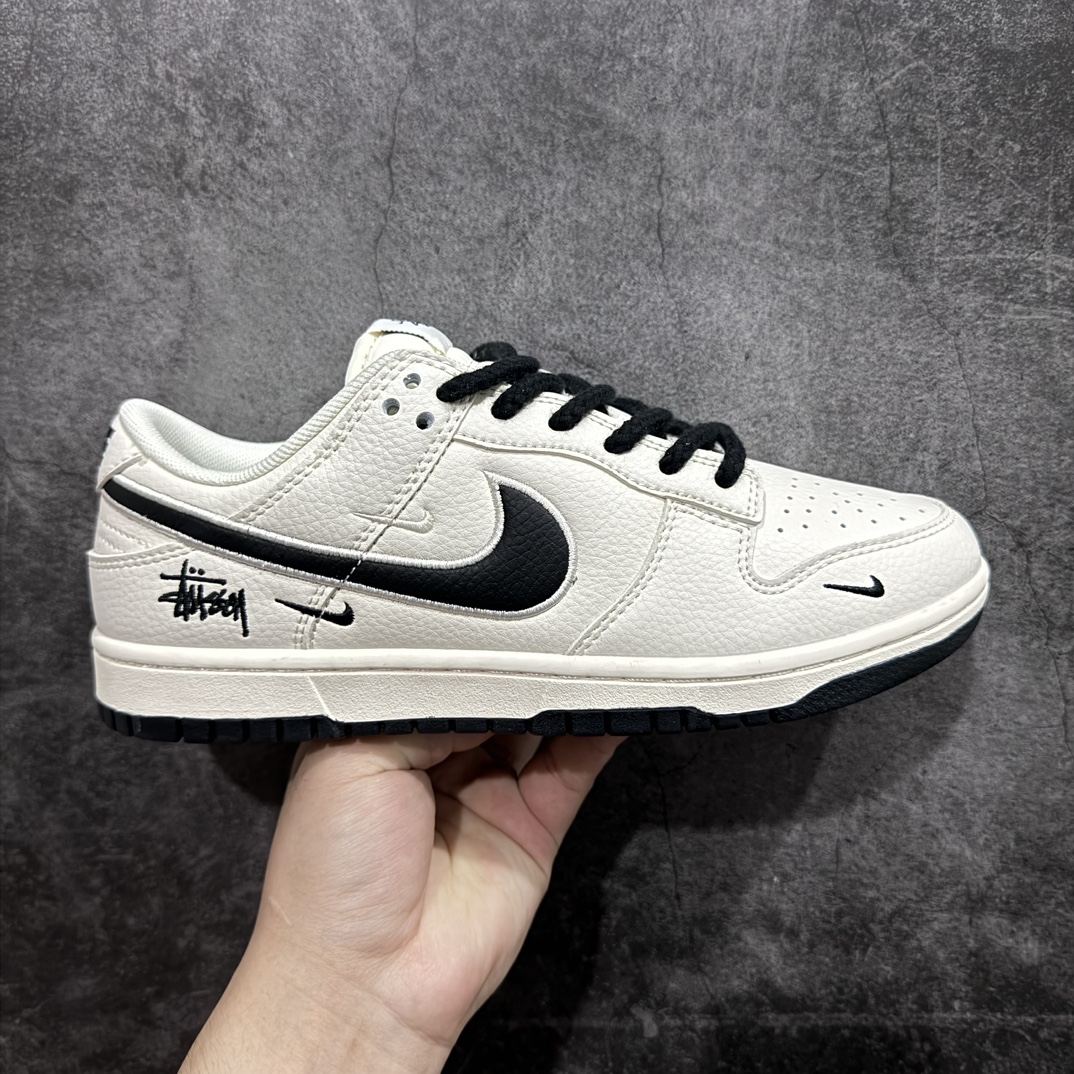 【定制版】Nk SB Dunk Low 斯图西联名-米白黑勾 周年高端定制 低帮休闲板鞋 SJ2068-283rn#定制鞋盒 大厂纯原品质出货 超高清洁度 皮料切割干净无任何毛边 细节完美 r 尺码：36 36.5 37.5 38 38.5 39 40 40.5 41 42 42.5 43 44 44.5 45  编码：HXS320340-鞋库