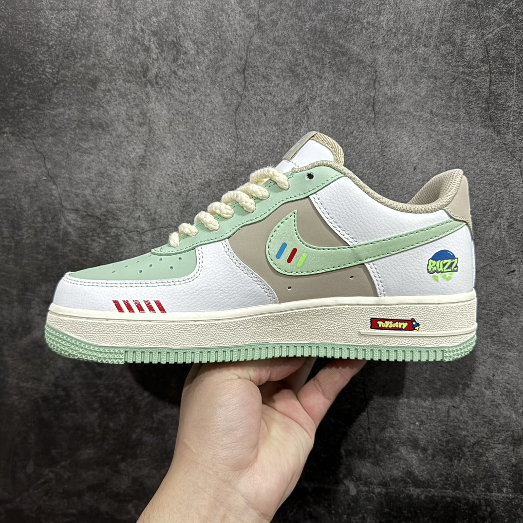 图片[2]-【定制版】Nk Air Force 1\’07 Low \”Buzz Lightyear\” 巴斯光年 空军一号低帮休闲板鞋 CJ0304-110rn#巴斯光年，是1995年迪士尼公司和皮克斯动画工作室共同合作的玩具总动员中的主角之一。他是一名未来太空人，在剧情中是中国台湾制造。个性是自认为远方星际的领袖，一心想要拯救地球，飞向宇宙。 尺码：36 36.5 37.5 38 38.5 39 40 40.5 41 42 42.5 43 44 44.5 45 编码：HXS290300rn-鞋库