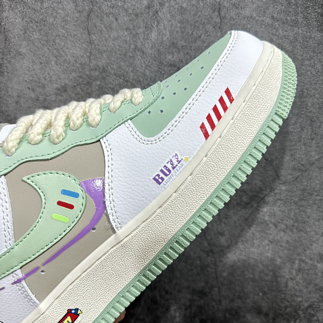 图片[6]-【定制版】Nk Air Force 1\’07 Low \”Buzz Lightyear\” 巴斯光年 空军一号低帮休闲板鞋 CJ0304-110rn#巴斯光年，是1995年迪士尼公司和皮克斯动画工作室共同合作的玩具总动员中的主角之一。他是一名未来太空人，在剧情中是中国台湾制造。个性是自认为远方星际的领袖，一心想要拯救地球，飞向宇宙。 尺码：36 36.5 37.5 38 38.5 39 40 40.5 41 42 42.5 43 44 44.5 45 编码：HXS290300rn-鞋库