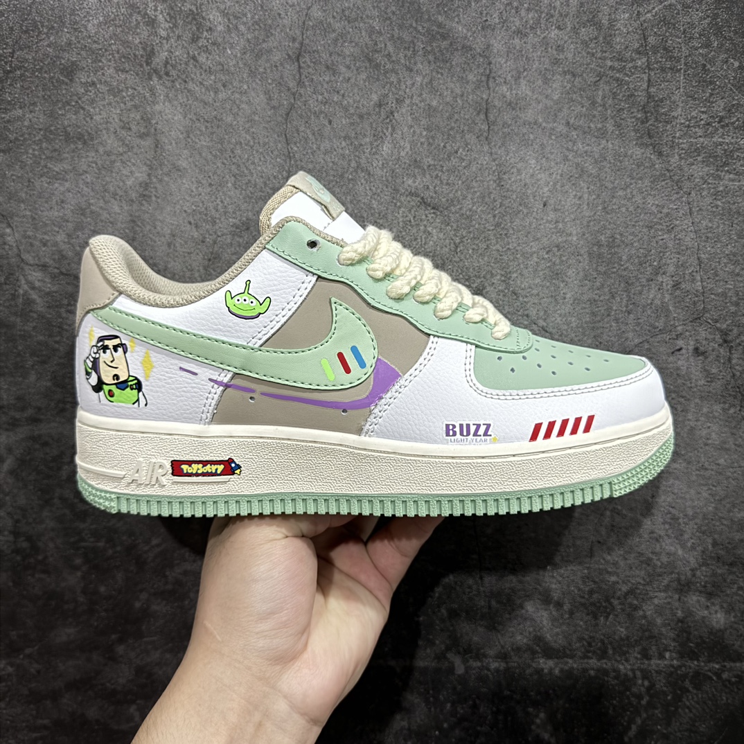 【定制版】Nk Air Force 1\’07 Low \”Buzz Lightyear\” 巴斯光年 空军一号低帮休闲板鞋 CJ0304-110rn#巴斯光年，是1995年迪士尼公司和皮克斯动画工作室共同合作的玩具总动员中的主角之一。他是一名未来太空人，在剧情中是中国台湾制造。个性是自认为远方星际的领袖，一心想要拯救地球，飞向宇宙。 尺码：36 36.5 37.5 38 38.5 39 40 40.5 41 42 42.5 43 44 44.5 45 编码：HXS290300rn-鞋库