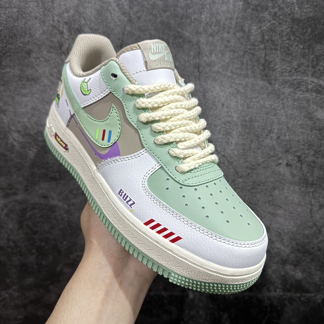 图片[3]-【定制版】Nk Air Force 1\’07 Low \”Buzz Lightyear\” 巴斯光年 空军一号低帮休闲板鞋 CJ0304-110rn#巴斯光年，是1995年迪士尼公司和皮克斯动画工作室共同合作的玩具总动员中的主角之一。他是一名未来太空人，在剧情中是中国台湾制造。个性是自认为远方星际的领袖，一心想要拯救地球，飞向宇宙。 尺码：36 36.5 37.5 38 38.5 39 40 40.5 41 42 42.5 43 44 44.5 45 编码：HXS290300rn-鞋库