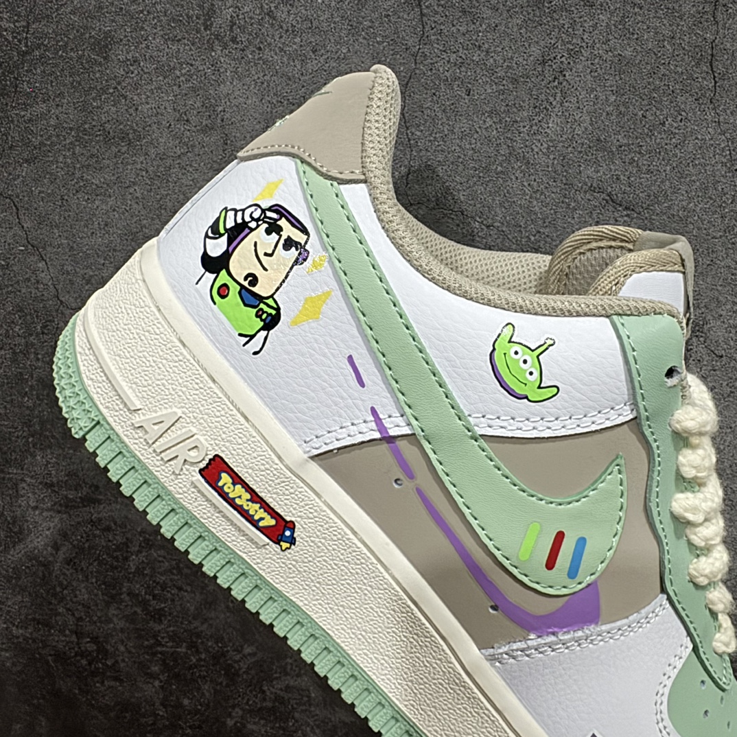 图片[7]-【定制版】Nk Air Force 1\’07 Low \”Buzz Lightyear\” 巴斯光年 空军一号低帮休闲板鞋 CJ0304-110rn#巴斯光年，是1995年迪士尼公司和皮克斯动画工作室共同合作的玩具总动员中的主角之一。他是一名未来太空人，在剧情中是中国台湾制造。个性是自认为远方星际的领袖，一心想要拯救地球，飞向宇宙。 尺码：36 36.5 37.5 38 38.5 39 40 40.5 41 42 42.5 43 44 44.5 45 编码：HXS290300rn-鞋库