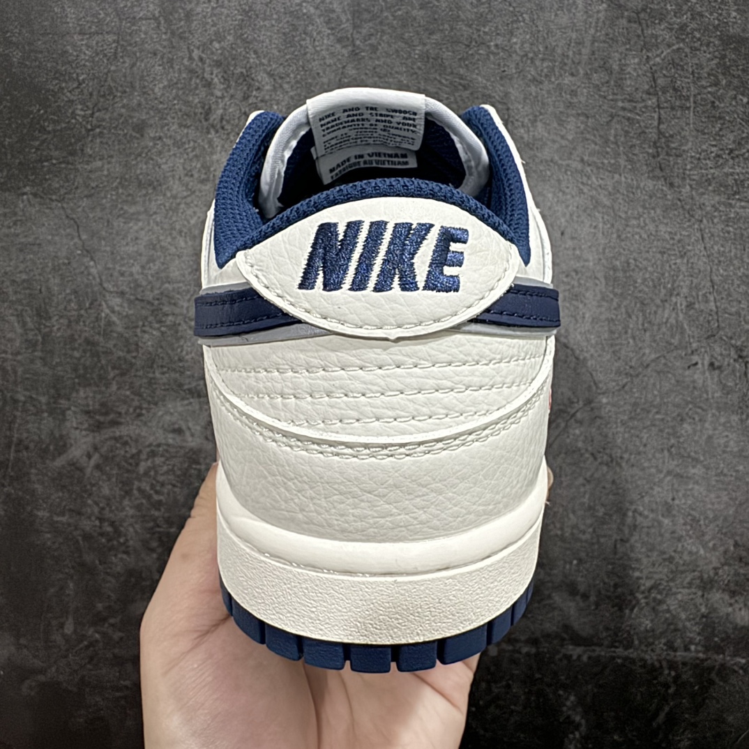 图片[4]-【定制版】Nk SB Dunk Low Supreme联名-双勾米深蓝 周年高端定制 低帮休闲板鞋 XX2025-668rn#定制鞋盒 大厂纯原品质出货 超高清洁度 皮料切割干净无任何毛边 细节完美 r 尺码：36 36.5 37.5 38 38.5 39 40 40.5 41 42 42.5 43 44 44.5 45 编码：HXS320340-鞋库