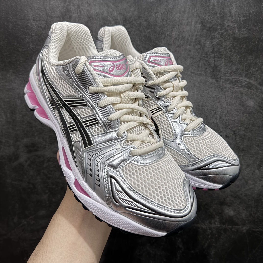 【Top纯原版】 ASICS GEL-KAYANO 14 亚瑟士系列轻量缓震休闲运动跑步鞋 银黑粉nn目前市场最优品质鞋型细节秒杀市场流通版本nn设计师 Hidenori Yamashita 以「Flash」一词为灵感，创造出未来感金属色鞋面，改造升级内在性能，由内而外全面革新，为 GEL-KAYANO 家族传承及经典跑鞋文化的延续，创下里程碑式作品。ASICS GEL – KAYANO 14 跑鞋重新诠释了复古的跑步形状，并以其 2000 年代后期的美学理念重新铺装，银色与蓝色的鞋面极为高档.网面铺陈与鞋面、鞋头多处细节位增添了透气性。ASICS GEL – KAYANO 14的鞋后跟部中底上以及多密度耐磨鞋底增加了 GEL 缓震胶，提供高抗冲击性、缓冲性、可保护脚部免受地面冲击的影响，穿着舒适性十足「入手同款」 尺码：36 37 37.5 38 39 39.5 40.5 41.5 42 42.5 43.5 44 45 编码：TO270300-鞋库