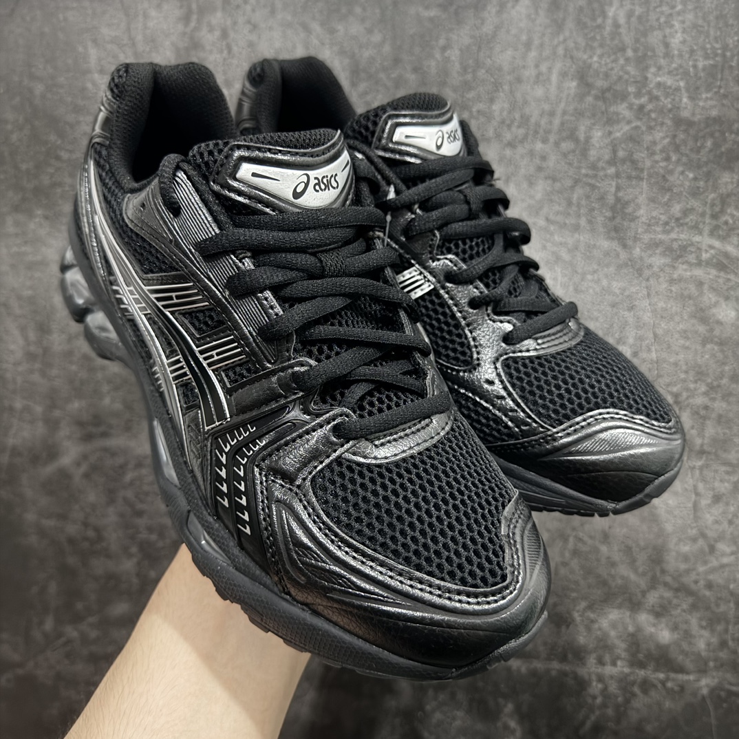 【Top纯原版】 ASICS GEL-KAYANO 14 亚瑟士系列轻量缓震休闲运动跑步鞋 黑色nn目前市场最优品质鞋型细节秒杀市场流通版本nn设计师 Hidenori Yamashita 以「Flash」一词为灵感，创造出未来感金属色鞋面，改造升级内在性能，由内而外全面革新，为 GEL-KAYANO 家族传承及经典跑鞋文化的延续，创下里程碑式作品。ASICS GEL – KAYANO 14 跑鞋重新诠释了复古的跑步形状，并以其 2000 年代后期的美学理念重新铺装，银色与蓝色的鞋面极为高档.网面铺陈与鞋面、鞋头多处细节位增添了透气性。ASICS GEL – KAYANO 14的鞋后跟部中底上以及多密度耐磨鞋底增加了 GEL 缓震胶，提供高抗冲击性、缓冲性、可保护脚部免受地面冲击的影响，穿着舒适性十足「入手同款」 尺码：36 37 37.5 38 39 39.5 40.5 41.5 42 42.5 43.5 44 45 编码：TO270300-鞋库