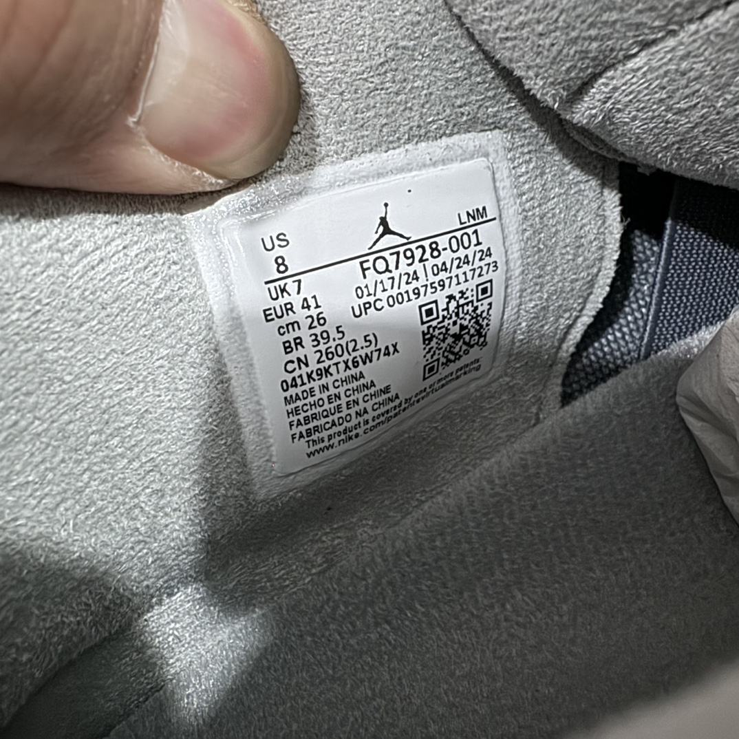 图片[9]-【老DT纯原】Air Jordan AJ4 SE \”Smoke Grey\” 烟熏灰 AJ4 乔 “Paris Olympics” 巴黎奥运会 FQ7928-001n市售天花板产物 耗时半年巨作 全套原纸板楦头开发 原厂特供皮料加持 确保原汁原味 完美呈现四代版型 一比一鞋头弧度高度鞋身弧度 数据细节工艺流程均保持原鞋一致 原厂TPU网格鞋带扣 正确内里网布 菱角分明不变形无多余毛边 柔软性质感一致于原鞋 市场唯一原厂鞋扣模具 背面可见隐藏注塑口 原厂织唛标 原厂飞人电绣工艺 尾指中部跳三针 独家绑鞋带手法 印刷中底布 四线拉帮 米色美纹纸贴合固定 进口港宝加持 后跟自然饱满 全鞋荧光划线卡点 追求极致完美 每一双都是工艺品 多重QC质检 超越公司货的品控标准 实实在在的免检产品  尺码：40-48.5 编码：XP430470-鞋库