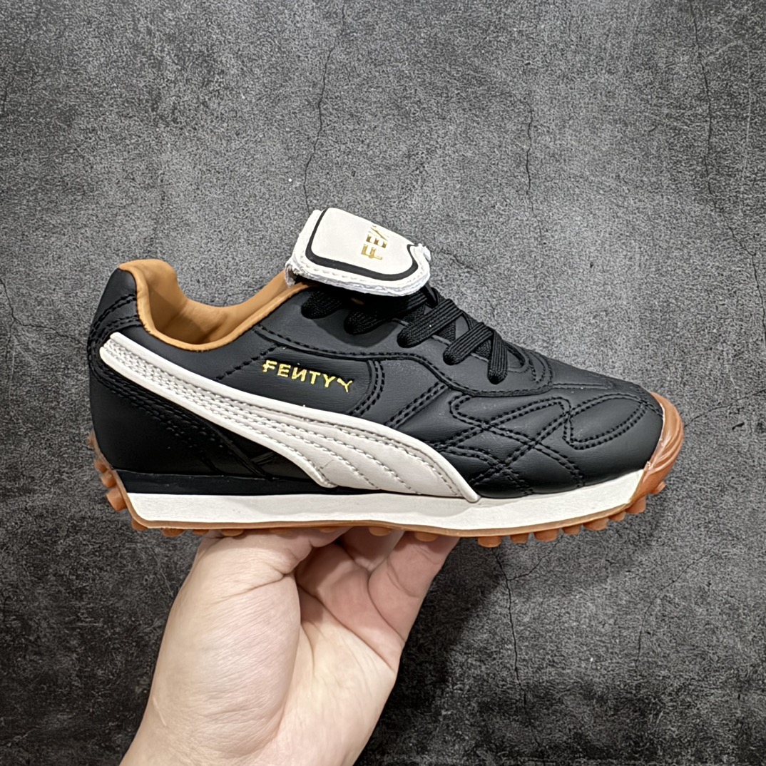 【公司级】童鞋款 FENTY x PUMA Avanti 长舌鞋款 秋冬爆款上线 焕新诠释足球潮流时尚n国际巨星蕾哈娜（Rihanna）与全球知名运动品牌PUMA延续合作篇章，全新配色打造 PUMA King 鞋的高品质皮革与复古跑鞋 PUMA Easy Rider  的外底设计两大经典元素集于一身。n材质方面，两款全新 FENTY x PUMA Avanti 鞋款均以柔软的复古皮革打造鞋面，并运用皮革滚边的设计点缀同色系皮质跑道 LOGO；细节上，鞋舌处印有 FENTY 品牌标志性字样，鞋带头则配以金色装饰，塑造极具质感的复古潮流风尚。 货号：398352 01 尺码：26-35 编码：MZ230250-鞋库