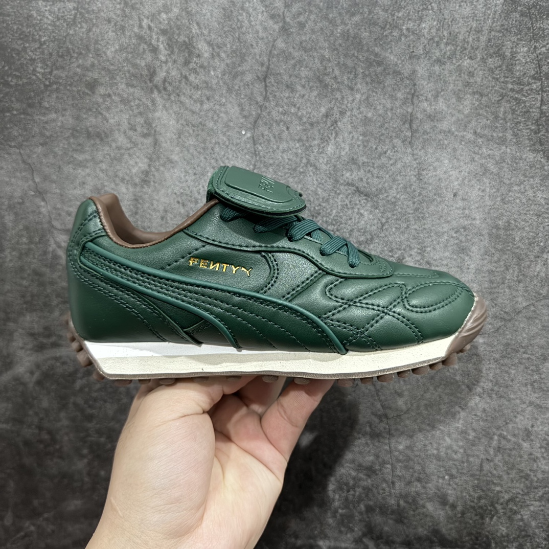 【公司级】童鞋款 FENTY x PUMA Avanti 长舌鞋款 秋冬爆款上线 焕新诠释足球潮流时尚n国际巨星蕾哈娜（Rihanna）与全球知名运动品牌PUMA延续合作篇章，全新配色打造 PUMA King 鞋的高品质皮革与复古跑鞋 PUMA Easy Rider  的外底设计两大经典元素集于一身。n材质方面，两款全新 FENTY x PUMA Avanti 鞋款均以柔软的复古皮革打造鞋面，并运用皮革滚边的设计点缀同色系皮质跑道 LOGO；细节上，鞋舌处印有 FENTY 品牌标志性字样，鞋带头则配以金色装饰，塑造极具质感的复古潮流风尚。 货号：395357 02 尺码：26-35 编码：MZ230250-鞋库