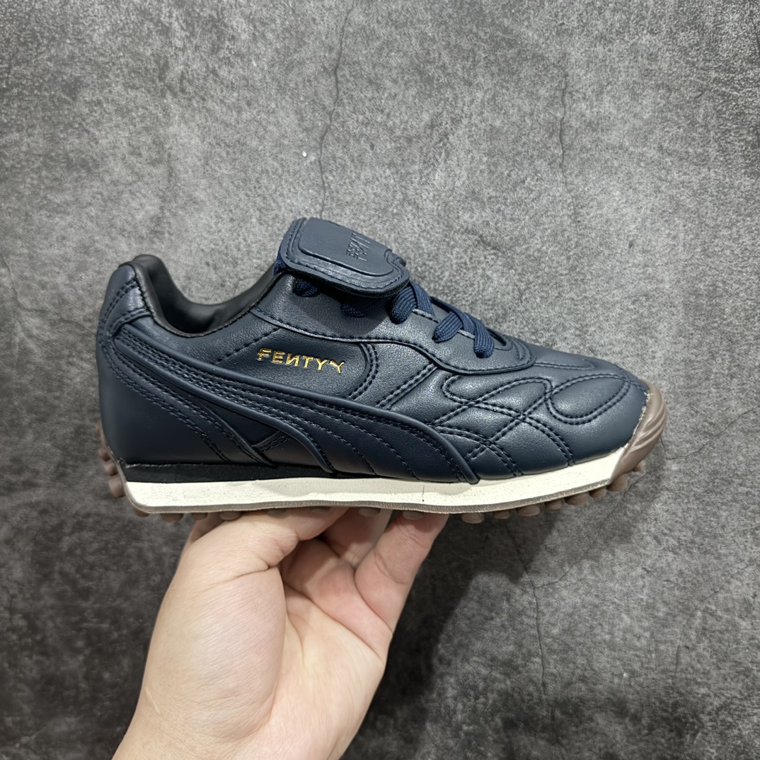 【公司级】童鞋款 FENTY x PUMA Avanti 长舌鞋款 秋冬爆款上线 焕新诠释足球潮流时尚n国际巨星蕾哈娜（Rihanna）与全球知名运动品牌PUMA延续合作篇章，全新配色打造 PUMA King 鞋的高品质皮革与复古跑鞋 PUMA Easy Rider  的外底设计两大经典元素集于一身。n材质方面，两款全新 FENTY x PUMA Avanti 鞋款均以柔软的复古皮革打造鞋面，并运用皮革滚边的设计点缀同色系皮质跑道 LOGO；细节上，鞋舌处印有 FENTY 品牌标志性字样，鞋带头则配以金色装饰，塑造极具质感的复古潮流风尚。 货号：398352 01 尺码：26-35 编码：MZ230250-鞋库