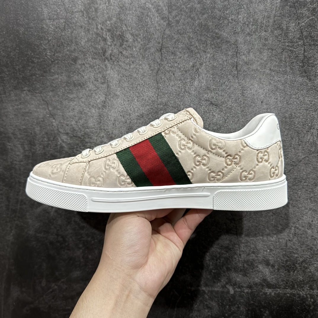 图片[2]-【顶级lw版】经典高奢古驰GUCCI古驰 Ace Embroidered Low-Top拼色刺绣系列低帮潮流百搭休闲板鞋n市售最强顶级几率混卖版本全网首发Gucci古驰小蜜蜂附送原装一致鞋舌仿磨环保纸垫 全套专柜包装物及配件外盒标和鞋底嵌入核心防伪芯片感应装置秒杀市面任何版本n意大利进口超软小牛皮+同源出厂真丝绸防尘鞋套袋原装雪梨形超软沙绒纸团高工艺无缝细空胶技术 贴楦误差0.05mm 鞋底采用固特异内外锁死工艺 最大限度弯折永不开胶 原鞋一致效果环保无味❗   尺码：35 36 37 38 39 40 41 42 43 44 编码：HH380420-鞋库