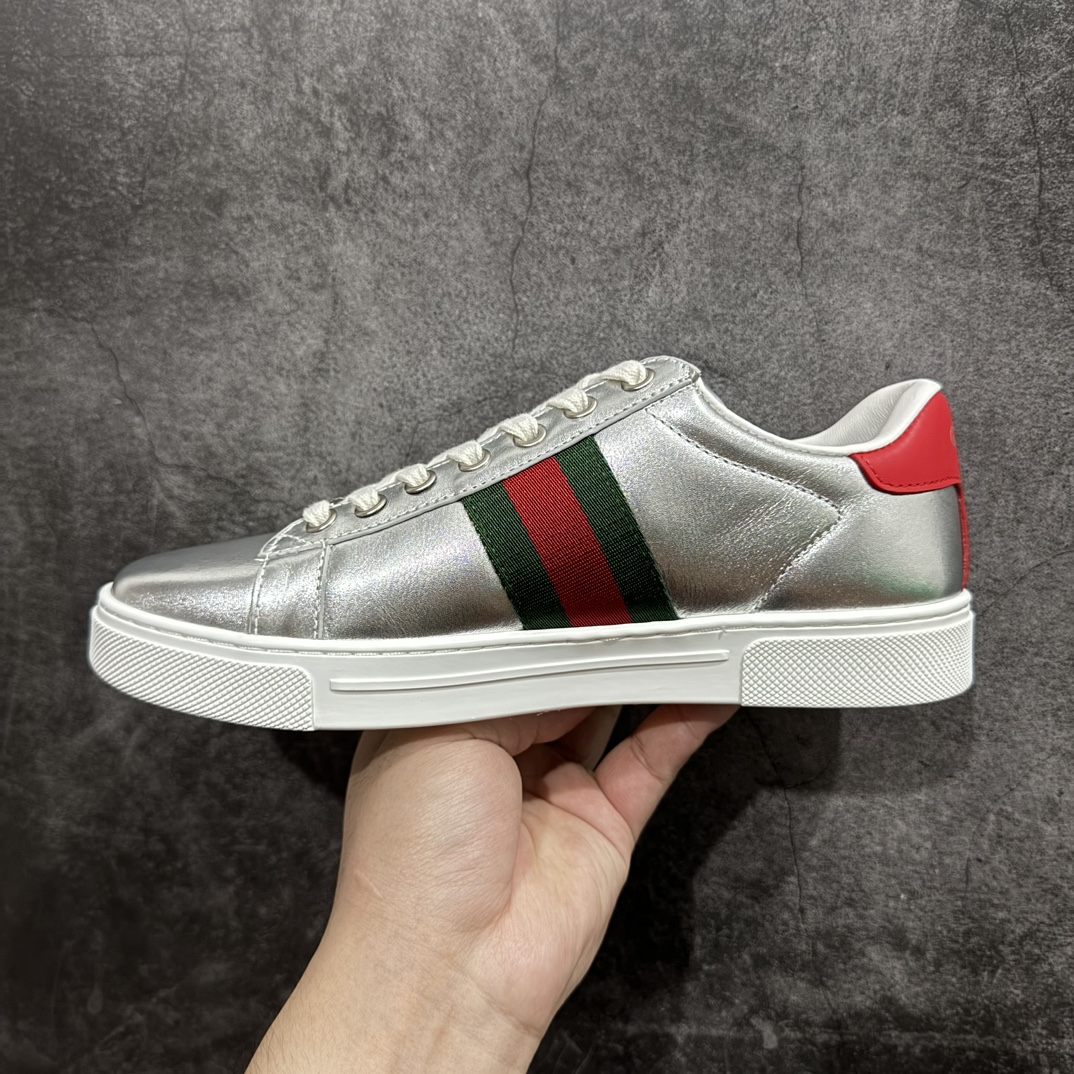 图片[2]-【顶级lw版】经典高奢古驰GUCCI古驰 Ace Embroidered Low-Top拼色刺绣系列低帮潮流百搭休闲板鞋n市售最强顶级几率混卖版本全网首发Gucci古驰小蜜蜂附送原装一致鞋舌仿磨环保纸垫 全套专柜包装物及配件外盒标和鞋底嵌入核心防伪芯片感应装置秒杀市面任何版本n意大利进口超软小牛皮+同源出厂真丝绸防尘鞋套袋原装雪梨形超软沙绒纸团高工艺无缝细空胶技术 贴楦误差0.05mm 鞋底采用固特异内外锁死工艺 最大限度弯折永不开胶 原鞋一致效果环保无味❗   尺码：35 36 37 38 39 40 41 42 43 44 编码：HH380420-鞋库