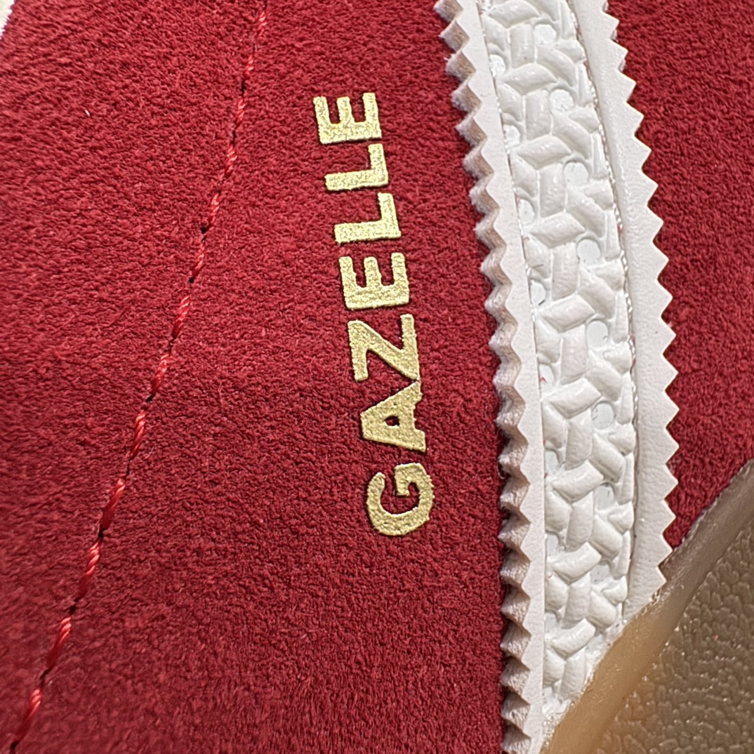 图片[3]-【Top纯原】AD Original Gazelle Indoor Trainers 瞪羚室内鞋系列低帮复古百搭休闲运动德训风板鞋 红白 IF1808nn目前市场唯一反口内里皮料有细腻纹路 同步原版质感的版本n高端零售特供批次 原厂定制长毛翻毛皮组合环保纤维革鞋面材质 内置环保海玻璃鞋垫 外置RB橡胶大底 产品品控稳定性领先行业 原厂全套原楦原纸板冲刀磨具开发 原厂皮料加持 原厂港宝加持定型后跟R度完美 将复古进行到底 简约流畅 三十年不变经典 这款Gazelle运动鞋 无论面料、配色、质感或设计 都只在重现其1991年原款的经典 皮革鞋面 撞色三条纹和鞋跟标的设计 力求呈现90年代的经典复古风潮 Samba火热的同时 也带动了其它的复古鞋型 Gazelle便是其中一只 Gazelle Indoor拥有包边更宽的T字型鞋头 更好的保护运动员的前掌 浓浓的复古氛围感 非常适合现在流行的Cleanfit风格SIZE：35.5 36 36.5 37.5 38 38.5 39 40 40.5 41 42 42.5 43 44 44.5 45 46 编码：T240270-鞋库