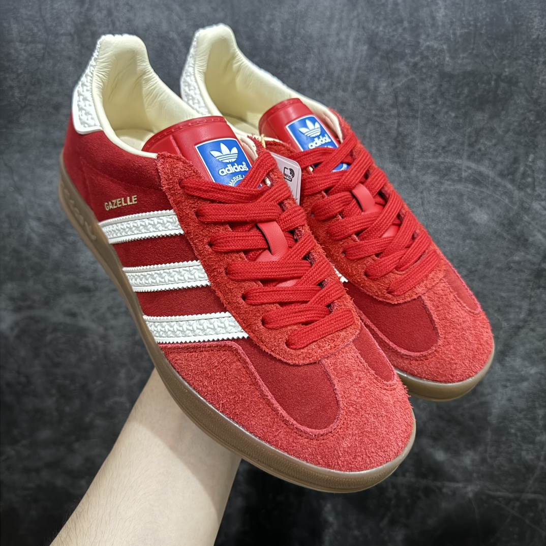 【Top纯原】AD Original Gazelle Indoor Trainers 瞪羚室内鞋系列低帮复古百搭休闲运动德训风板鞋 红白 IF1808nn目前市场唯一反口内里皮料有细腻纹路 同步原版质感的版本n高端零售特供批次 原厂定制长毛翻毛皮组合环保纤维革鞋面材质 内置环保海玻璃鞋垫 外置RB橡胶大底 产品品控稳定性领先行业 原厂全套原楦原纸板冲刀磨具开发 原厂皮料加持 原厂港宝加持定型后跟R度完美 将复古进行到底 简约流畅 三十年不变经典 这款Gazelle运动鞋 无论面料、配色、质感或设计 都只在重现其1991年原款的经典 皮革鞋面 撞色三条纹和鞋跟标的设计 力求呈现90年代的经典复古风潮 Samba火热的同时 也带动了其它的复古鞋型 Gazelle便是其中一只 Gazelle Indoor拥有包边更宽的T字型鞋头 更好的保护运动员的前掌 浓浓的复古氛围感 非常适合现在流行的Cleanfit风格SIZE：35.5 36 36.5 37.5 38 38.5 39 40 40.5 41 42 42.5 43 44 44.5 45 46 编码：T240270-鞋库