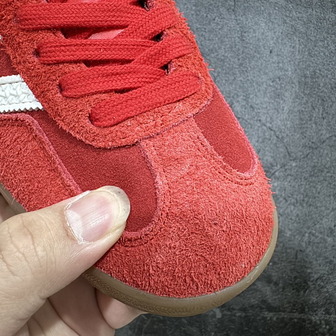 图片[5]-【Top纯原】AD Original Gazelle Indoor Trainers 瞪羚室内鞋系列低帮复古百搭休闲运动德训风板鞋 红白 IF1808nn目前市场唯一反口内里皮料有细腻纹路 同步原版质感的版本n高端零售特供批次 原厂定制长毛翻毛皮组合环保纤维革鞋面材质 内置环保海玻璃鞋垫 外置RB橡胶大底 产品品控稳定性领先行业 原厂全套原楦原纸板冲刀磨具开发 原厂皮料加持 原厂港宝加持定型后跟R度完美 将复古进行到底 简约流畅 三十年不变经典 这款Gazelle运动鞋 无论面料、配色、质感或设计 都只在重现其1991年原款的经典 皮革鞋面 撞色三条纹和鞋跟标的设计 力求呈现90年代的经典复古风潮 Samba火热的同时 也带动了其它的复古鞋型 Gazelle便是其中一只 Gazelle Indoor拥有包边更宽的T字型鞋头 更好的保护运动员的前掌 浓浓的复古氛围感 非常适合现在流行的Cleanfit风格SIZE：35.5 36 36.5 37.5 38 38.5 39 40 40.5 41 42 42.5 43 44 44.5 45 46 编码：T240270-鞋库