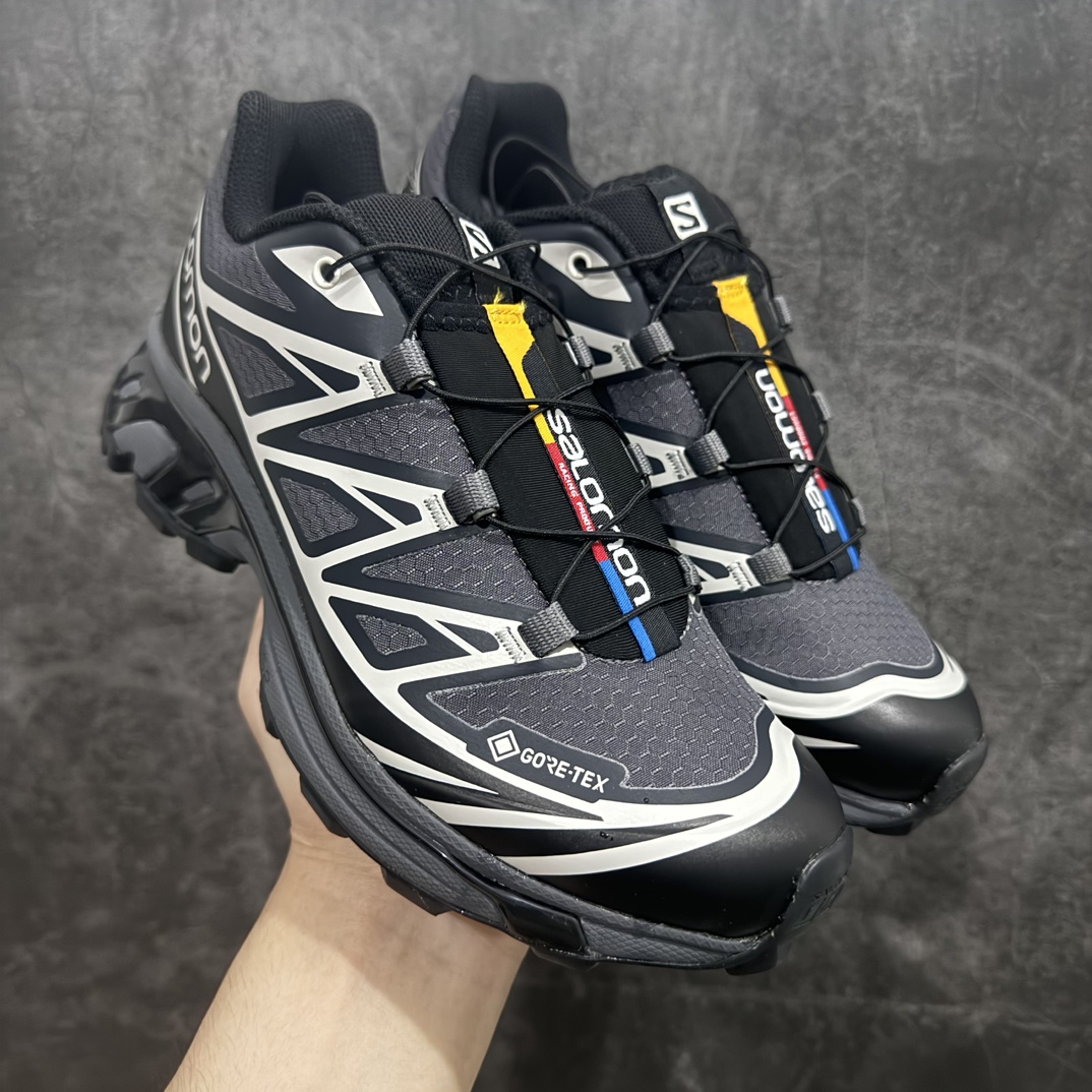 【巅峰版】 Salomon XT-6 Gore-Tex防水款n萨洛蒙复古潮流户外机能登山跑鞋 黑灰银n纯原外贸平台特供订单耗时半年巨作 全套原纸板楦头开发原厂特供网布配套加持 确保原汁原味n完美呈现版型 原档数据独家私模五层组合大底男女鞋同步官方开发至46.5原装Ortholite轻量化鞋垫 中底布带钢印编号原厂TPU锁扣 进口港宝加持后跟自然饱满 还原公司包裹性鞋面以“锯齿”状的包裹系统呈现在基色底之下加入了各种色点缀将公司的最新技术和时尚前卫的造型融入耐用的长跑款式中鞋面由 TPU 薄膜制成 并焊接在高耐磨网眼上 使其既时尚又坚固 由 ACS底盘支撑 可增强稳定性和支撑力 以及由橡胶凸耳 Contragrip外底覆盖的 EVA 缓冲中底 旨在应对崎岖的地形 鞋舌上的彩色Salomon 标签、Quicklace 系统以及鞋头、鞋舌和鞋跟上的附加品牌使细节更加完美 让穿着者可以轻松驾驭户外与通勤下的任何运动生活场景 无缝鞋身户外随意纵横 颜值与脚感兼备 出街通勤 绝对非常吸睛 你值得拥有 尺码：36 36.5 37.5 38 38.5 39 40 40.5 41 42 42.5 43 44 44.5 45 46 46.5 编码：JJ300340-鞋库