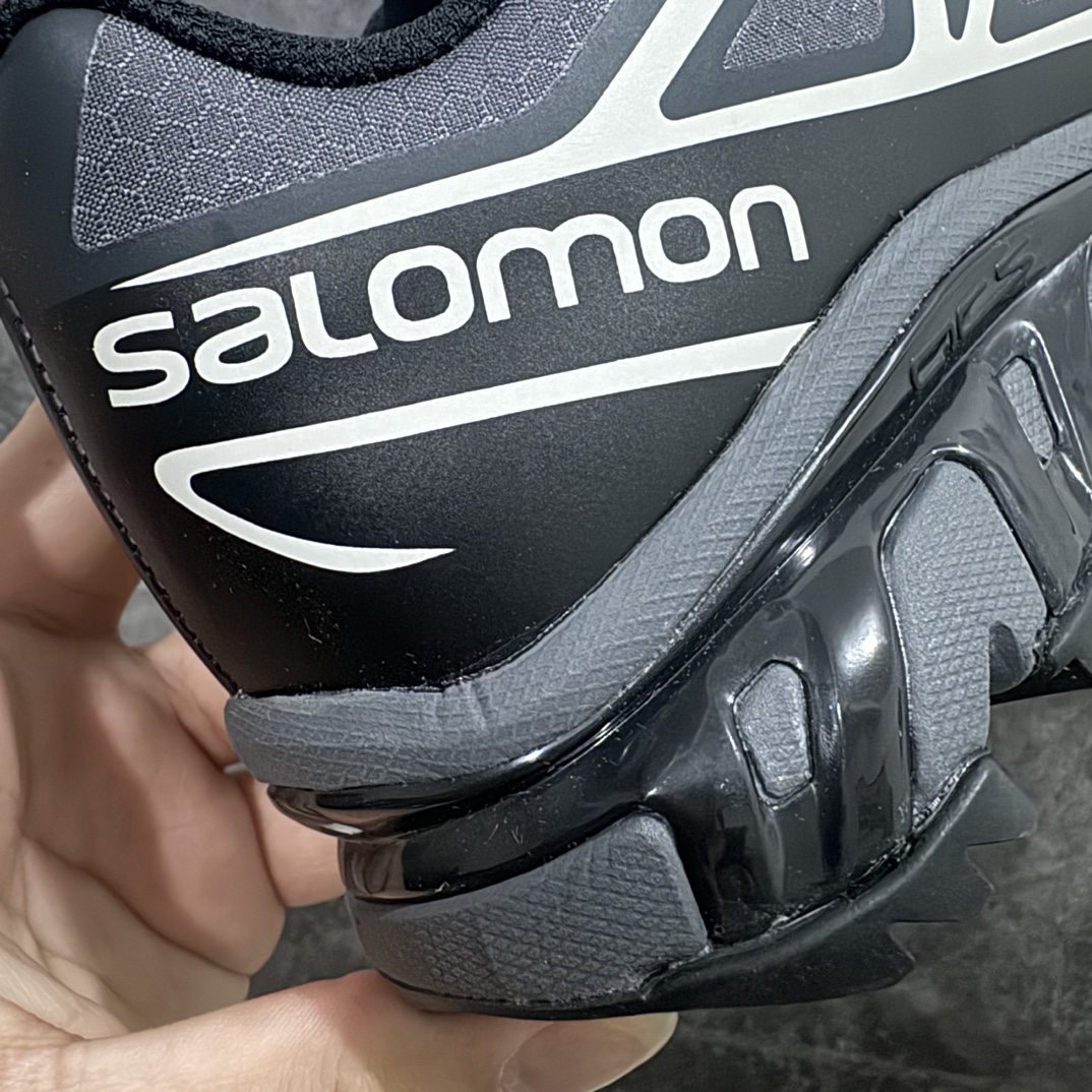 图片[2]-【巅峰版】 Salomon XT-6 Gore-Tex防水款n萨洛蒙复古潮流户外机能登山跑鞋 黑灰银n纯原外贸平台特供订单耗时半年巨作 全套原纸板楦头开发原厂特供网布配套加持 确保原汁原味n完美呈现版型 原档数据独家私模五层组合大底男女鞋同步官方开发至46.5原装Ortholite轻量化鞋垫 中底布带钢印编号原厂TPU锁扣 进口港宝加持后跟自然饱满 还原公司包裹性鞋面以“锯齿”状的包裹系统呈现在基色底之下加入了各种色点缀将公司的最新技术和时尚前卫的造型融入耐用的长跑款式中鞋面由 TPU 薄膜制成 并焊接在高耐磨网眼上 使其既时尚又坚固 由 ACS底盘支撑 可增强稳定性和支撑力 以及由橡胶凸耳 Contragrip外底覆盖的 EVA 缓冲中底 旨在应对崎岖的地形 鞋舌上的彩色Salomon 标签、Quicklace 系统以及鞋头、鞋舌和鞋跟上的附加品牌使细节更加完美 让穿着者可以轻松驾驭户外与通勤下的任何运动生活场景 无缝鞋身户外随意纵横 颜值与脚感兼备 出街通勤 绝对非常吸睛 你值得拥有 尺码：36 36.5 37.5 38 38.5 39 40 40.5 41 42 42.5 43 44 44.5 45 46 46.5 编码：JJ300340-鞋库