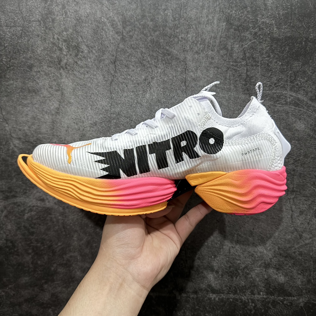 图片[2]-【公司级】PUMA Fast-R Nitro Elite 彪马系带织物减震防滑耐磨碳板低帮跑步鞋1、随着竞速跑鞋市场竞争愈发激烈，多数品牌都已经告别了材料和科技堆砌的阶段，进入到在已有科技基础上的精细研磨阶段，如何将新的材料和技术用更合理的工艺为跑鞋带来卓越性能和轻弹脚感成为主要趋势，经过一年的沉淀迭代，PUMA 最新一代比赛日竞速鞋 FAST-R 2 NITRO™ ELITE 正式发布。n2、昨日的蒸蒸日上迎新跑中，沙宇超和陈为芬二人上脚的正是这款鞋，这也是 Fast-R 2 在国内的首次亮相。n3、日本最负盛名的国民接力赛事箱根驿传 100 周年的比赛激战正酣，PUMA 为此也特意推出了 1000 双限量版配色 Fast-R 2 NITRO™ Elite Ekiden Rush。n4、跑野开箱的正是其中一双，箱根无弱旅，在今天的箱根驿传比赛中，参赛队伍立教大学（Rikkyo Univeristy）正是由 PUMA 赞助，这双箱根款鞋身外侧有明显的箱根 100 周年标志，鞋身内侧的接力襷带，则是与赛场上奔跑的立教大学队员们参赛服装的主题色紫色一致，这一设计也扣住了箱根驿传的精华，那就是年轻人最纯粹的极速奔跑以及在一根襷带上的母校荣耀。n5、整体外观方面，前后跟分离式的标志性设计得到延续，中间则是通过 PWRPLATE 碳板相互连接，但这一代碳板延伸面积扩展至脚趾外侧区域，增加了触地面积和区间，为跑动带来更好过渡并在离地时提供更强推动力。n6、厚度方面，Fast-R 2 鞋底厚度顶到了符合正式比赛规定的最大厚度（40 mm）限值，由此得到了缓震与回弹性能最大限度的提升。n7、中底方面，采用 PUMA 最顶级的 NITRO™ ELITE 氮气缓震科技，保证缓冲的基础上追求极致轻量化，与前代产品相比，Fast-R 2 能量存储增加 22%，能量回馈增加46%。n8、两个数值的大幅提升带来的脚感会截然不同，Fast-R 2 有着更轻盈且更经济的跑动反馈，用一个直观数据量化：对一位 230 的马拉松选手来说，这双鞋能节省 1 分 23 秒的完赛时间。n9、鞋面方面，采用新一代 ULTRAWEAVE 鞋面，比上一代鞋面材料轻 20%，内侧仍旧搭载 PWRTAPE 加强筋，确保跑动过程中的轻盈贴合与稳固支撑。n10、大底方面，PUMAGRIP 外底可以应对不同路面，水泥路、柏油路、湿滑地面都有出色的止滑和抓地性能。n11、穿上这双 Fast-R 2，在比赛日也能跑出美洲狮一样迅捷的步伐。nSIZE：36 36.5 37.5 38 38.5 39 40 40.5 41 42 42.5 43 44 44.5 45 编码：HH340360-鞋库