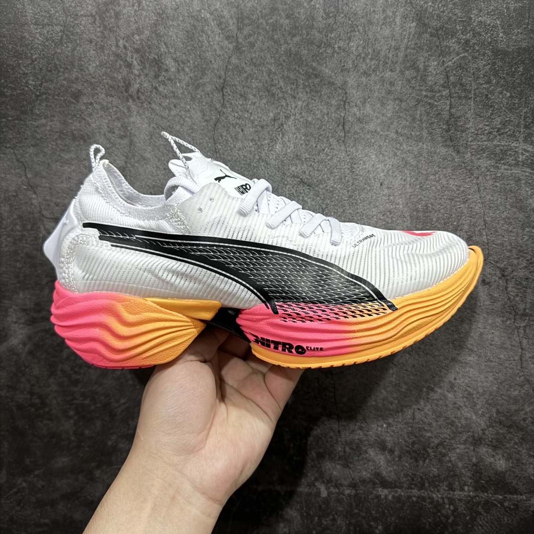 【公司级】PUMA Fast-R Nitro Elite 彪马系带织物减震防滑耐磨碳板低帮跑步鞋1、随着竞速跑鞋市场竞争愈发激烈，多数品牌都已经告别了材料和科技堆砌的阶段，进入到在已有科技基础上的精细研磨阶段，如何将新的材料和技术用更合理的工艺为跑鞋带来卓越性能和轻弹脚感成为主要趋势，经过一年的沉淀迭代，PUMA 最新一代比赛日竞速鞋 FAST-R 2 NITRO™ ELITE 正式发布。n2、昨日的蒸蒸日上迎新跑中，沙宇超和陈为芬二人上脚的正是这款鞋，这也是 Fast-R 2 在国内的首次亮相。n3、日本最负盛名的国民接力赛事箱根驿传 100 周年的比赛激战正酣，PUMA 为此也特意推出了 1000 双限量版配色 Fast-R 2 NITRO™ Elite Ekiden Rush。n4、跑野开箱的正是其中一双，箱根无弱旅，在今天的箱根驿传比赛中，参赛队伍立教大学（Rikkyo Univeristy）正是由 PUMA 赞助，这双箱根款鞋身外侧有明显的箱根 100 周年标志，鞋身内侧的接力襷带，则是与赛场上奔跑的立教大学队员们参赛服装的主题色紫色一致，这一设计也扣住了箱根驿传的精华，那就是年轻人最纯粹的极速奔跑以及在一根襷带上的母校荣耀。n5、整体外观方面，前后跟分离式的标志性设计得到延续，中间则是通过 PWRPLATE 碳板相互连接，但这一代碳板延伸面积扩展至脚趾外侧区域，增加了触地面积和区间，为跑动带来更好过渡并在离地时提供更强推动力。n6、厚度方面，Fast-R 2 鞋底厚度顶到了符合正式比赛规定的最大厚度（40 mm）限值，由此得到了缓震与回弹性能最大限度的提升。n7、中底方面，采用 PUMA 最顶级的 NITRO™ ELITE 氮气缓震科技，保证缓冲的基础上追求极致轻量化，与前代产品相比，Fast-R 2 能量存储增加 22%，能量回馈增加46%。n8、两个数值的大幅提升带来的脚感会截然不同，Fast-R 2 有着更轻盈且更经济的跑动反馈，用一个直观数据量化：对一位 230 的马拉松选手来说，这双鞋能节省 1 分 23 秒的完赛时间。n9、鞋面方面，采用新一代 ULTRAWEAVE 鞋面，比上一代鞋面材料轻 20%，内侧仍旧搭载 PWRTAPE 加强筋，确保跑动过程中的轻盈贴合与稳固支撑。n10、大底方面，PUMAGRIP 外底可以应对不同路面，水泥路、柏油路、湿滑地面都有出色的止滑和抓地性能。n11、穿上这双 Fast-R 2，在比赛日也能跑出美洲狮一样迅捷的步伐。nSIZE：36 36.5 37.5 38 38.5 39 40 40.5 41 42 42.5 43 44 44.5 45 编码：HH340360-鞋库