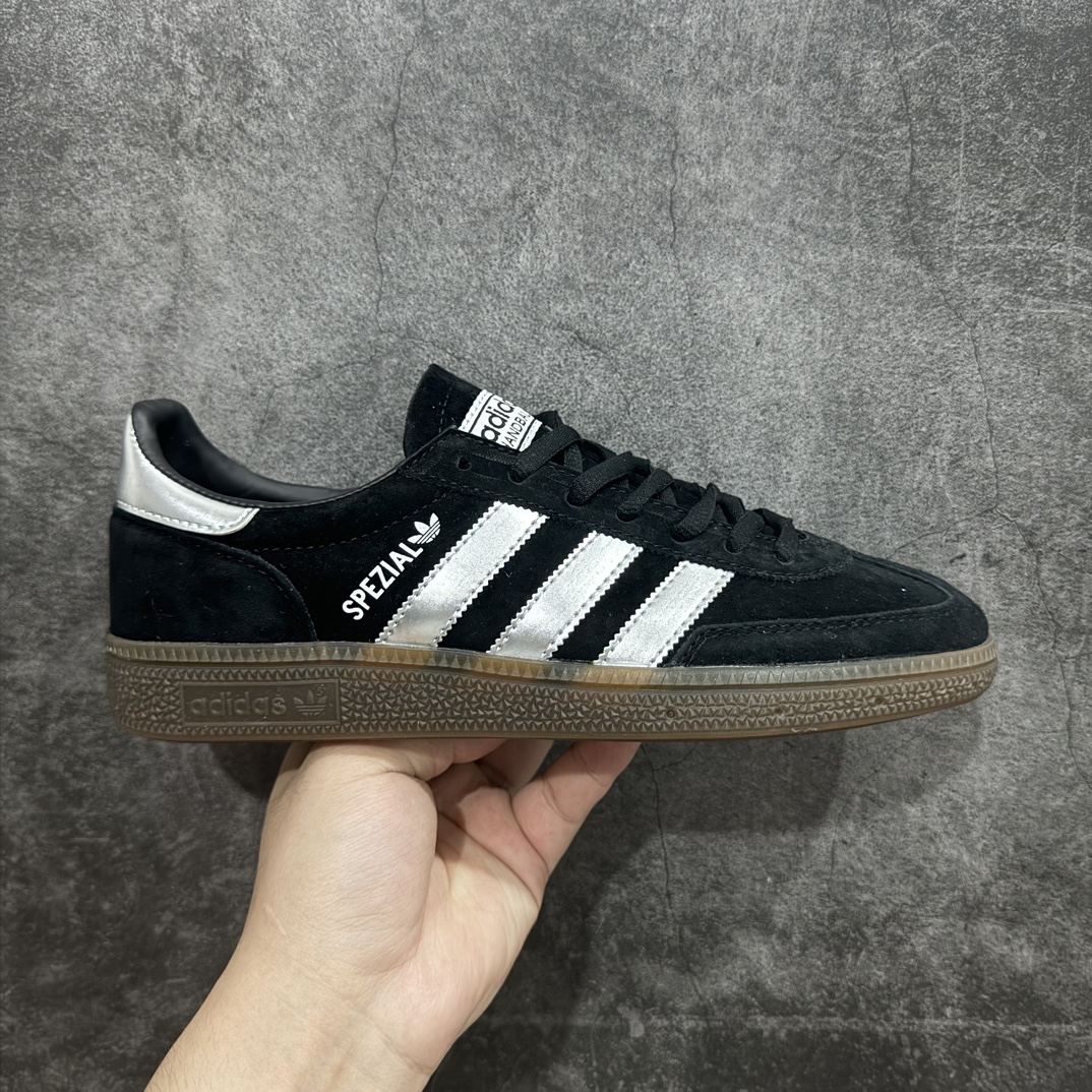 【R版】AD Originals Handball SPZL 手球运动员系列百搭休闲运动板鞋 JP5356 这款来自阿迪达斯的这款HANDBALL SPZL前身是一双手球运动鞋，这一次拿来复刻，所以鞋面的主要色彩选用了黑色， 鞋面外侧除了Spezial字母之外还有三叶草标志。 尺码：36-45（半） 编码：LDS210230-鞋库