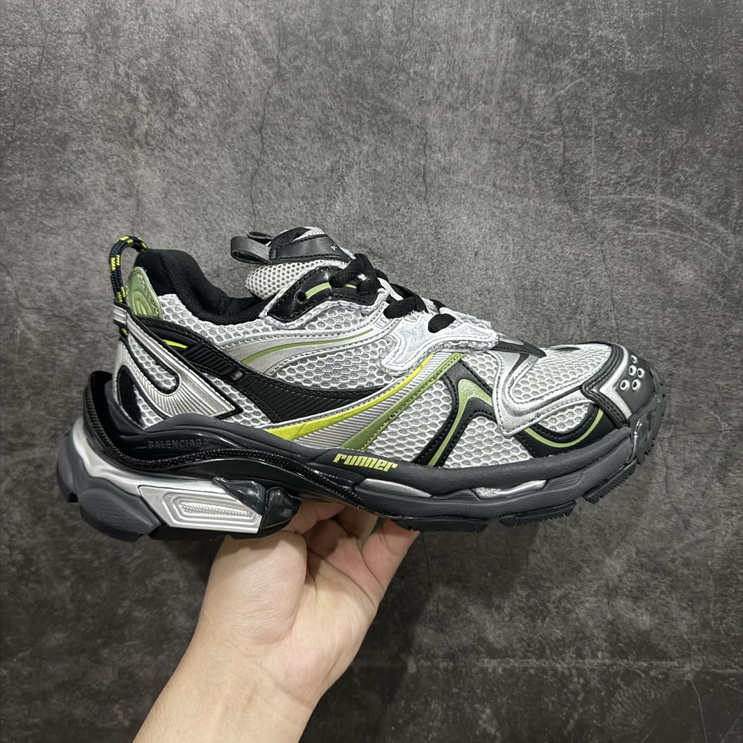 【纯原OK版】BALENCIAGA Runner 2.0 Sneaker 巴黎世家七代慢跑系列低帮复古野跑潮流运动鞋老爹鞋n尼龙和网布材质 磨损效果 鞋头边缘印有尺码 背面浮印尺码 外侧印有跑者徽标 鞋舌刺绣 Balenciaga 品牌标识 鞋跟背面 Balenciaga品牌标识 材质采用65%聚氨酯、35%聚酯纤维 全新 Runner 鞋型轮廓借鉴于 2000 年初的复古线条 搭载大网眼面料制成鞋面基础，由粉色、白色尼龍与橡胶质地覆盖鞋面诠释线条感 当中透过几道手缝线与折损痕更是精准的掌握历经时间淬炼的破旧痕迹 延续其手法至鞋领、鞋跟、鞋带、中底等部分均饰有破损及脏污之貌 尤其是鞋领处与鞋带孔眼条更是采用不规则做旧技术将内容物泡棉随机露出  尺码：35 36 37 38 39 40 41 42 43 44 45 46 编码：DF500520-鞋库