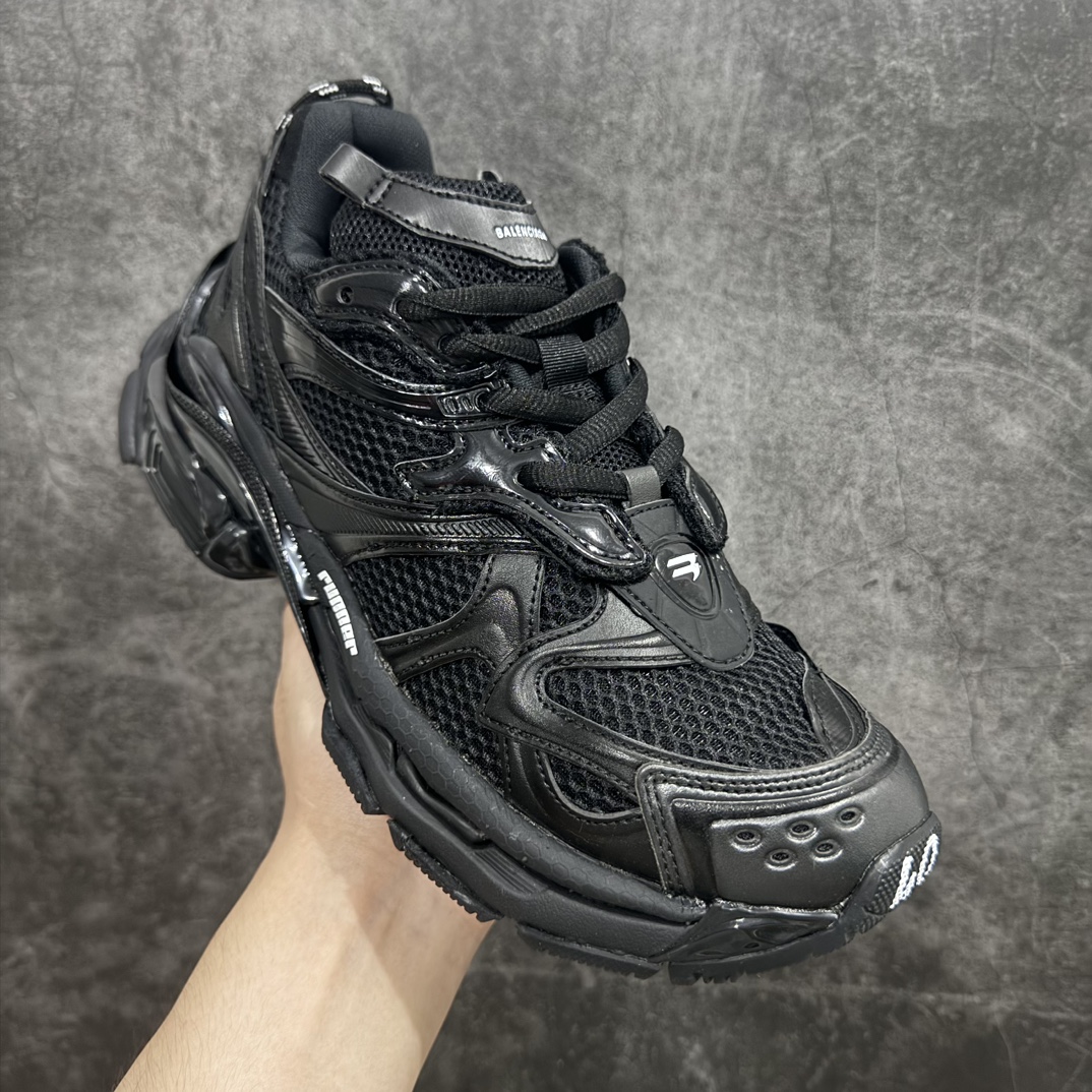 图片[3]-【纯原OK版】BALENCIAGA Runner 2.0 Sneaker 巴黎世家七代慢跑系列低帮复古野跑潮流运动鞋老爹鞋n尼龙和网布材质 磨损效果 鞋头边缘印有尺码 背面浮印尺码 外侧印有跑者徽标 鞋舌刺绣 Balenciaga 品牌标识 鞋跟背面 Balenciaga品牌标识 材质采用65%聚氨酯、35%聚酯纤维 全新 Runner 鞋型轮廓借鉴于 2000 年初的复古线条 搭载大网眼面料制成鞋面基础，由粉色、白色尼龍与橡胶质地覆盖鞋面诠释线条感 当中透过几道手缝线与折损痕更是精准的掌握历经时间淬炼的破旧痕迹 延续其手法至鞋领、鞋跟、鞋带、中底等部分均饰有破损及脏污之貌 尤其是鞋领处与鞋带孔眼条更是采用不规则做旧技术将内容物泡棉随机露出  尺码：35 36 37 38 39 40 41 42 43 44 45 46 编码：DF500520-鞋库