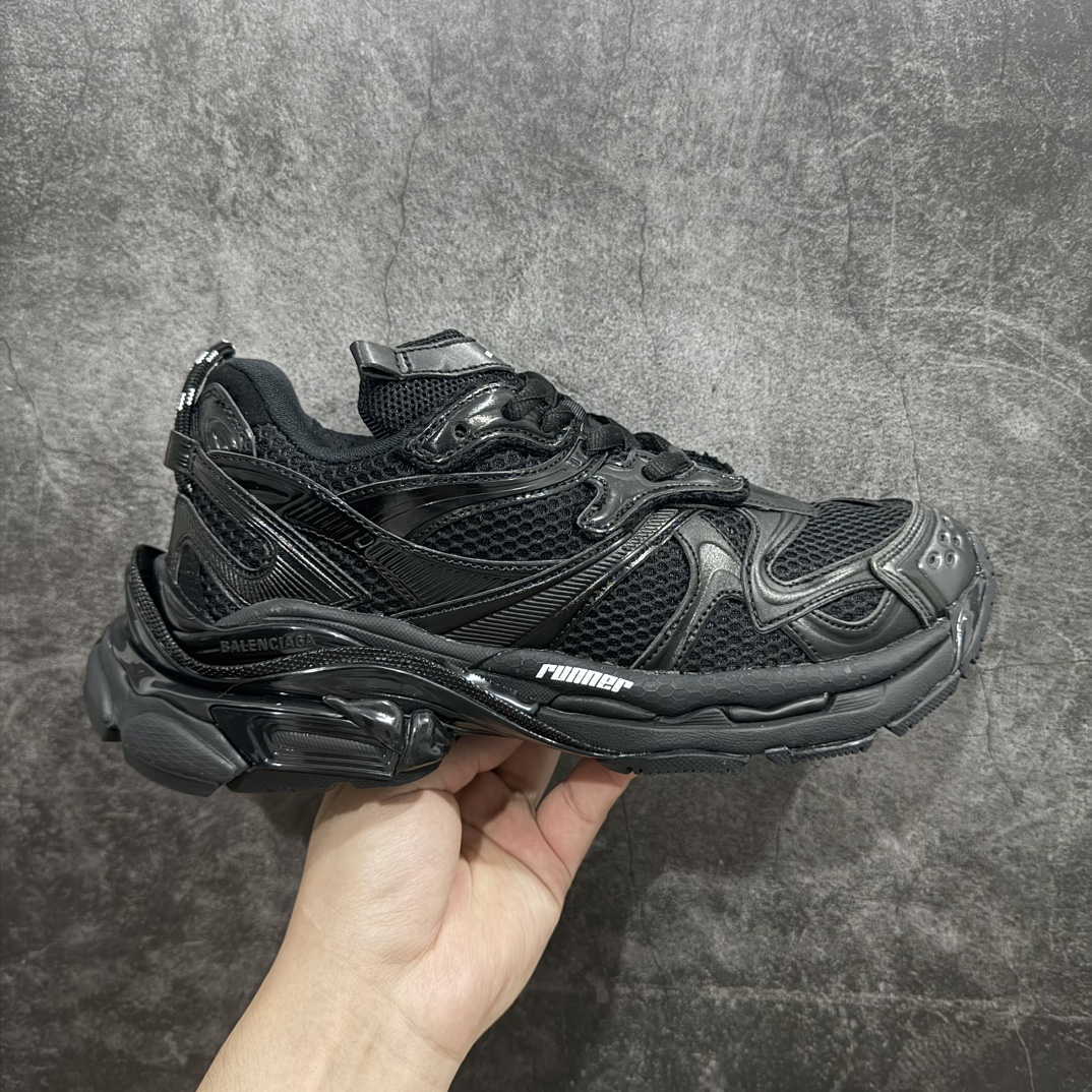 【纯原OK版】BALENCIAGA Runner 2.0 Sneaker 巴黎世家七代慢跑系列低帮复古野跑潮流运动鞋老爹鞋n尼龙和网布材质 磨损效果 鞋头边缘印有尺码 背面浮印尺码 外侧印有跑者徽标 鞋舌刺绣 Balenciaga 品牌标识 鞋跟背面 Balenciaga品牌标识 材质采用65%聚氨酯、35%聚酯纤维 全新 Runner 鞋型轮廓借鉴于 2000 年初的复古线条 搭载大网眼面料制成鞋面基础，由粉色、白色尼龍与橡胶质地覆盖鞋面诠释线条感 当中透过几道手缝线与折损痕更是精准的掌握历经时间淬炼的破旧痕迹 延续其手法至鞋领、鞋跟、鞋带、中底等部分均饰有破损及脏污之貌 尤其是鞋领处与鞋带孔眼条更是采用不规则做旧技术将内容物泡棉随机露出  尺码：35 36 37 38 39 40 41 42 43 44 45 46 编码：DF500520-鞋库