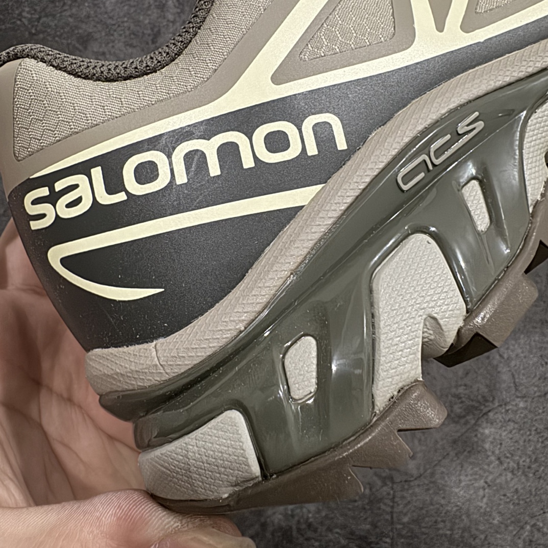 图片[2]-【巅峰版】 Salomon XT-6 Gore-Tex防水款n萨洛蒙复古潮流户外机能登山跑鞋 灰棕 417412n纯原外贸平台特供订单耗时半年巨作 全套原纸板楦头开发原厂特供网布配套加持 确保原汁原味n完美呈现版型 原档数据独家私模五层组合大底男女鞋同步官方开发至46.5原装Ortholite轻量化鞋垫 中底布带钢印编号原厂TPU锁扣 进口港宝加持后跟自然饱满 还原公司包裹性鞋面以“锯齿”状的包裹系统呈现在基色底之下加入了各种色点缀将公司的最新技术和时尚前卫的造型融入耐用的长跑款式中鞋面由 TPU 薄膜制成 并焊接在高耐磨网眼上 使其既时尚又坚固 由 ACS底盘支撑 可增强稳定性和支撑力 以及由橡胶凸耳 Contragrip外底覆盖的 EVA 缓冲中底 旨在应对崎岖的地形 鞋舌上的彩色Salomon 标签、Quicklace 系统以及鞋头、鞋舌和鞋跟上的附加品牌使细节更加完美 让穿着者可以轻松驾驭户外与通勤下的任何运动生活场景 无缝鞋身户外随意纵横 颜值与脚感兼备 出街通勤 绝对非常吸睛 你值得拥有 尺码：36 36.5 37.5 38 38.5 39 40 40.5 41 42 42.5 43 44 44.5 45 46 46.5 编码：JJ300340-鞋库